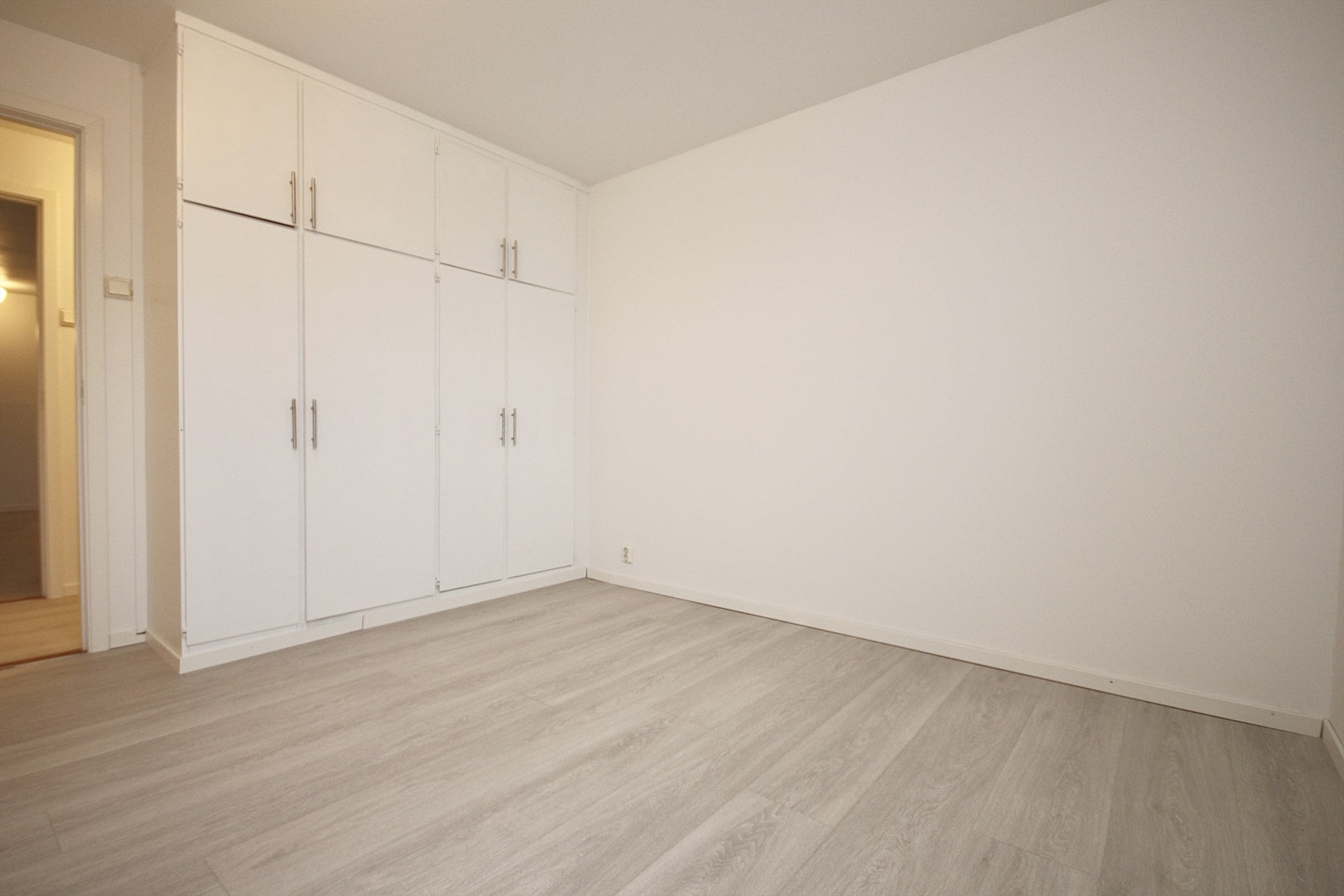 Integrert garderobeskap. Galleribilde