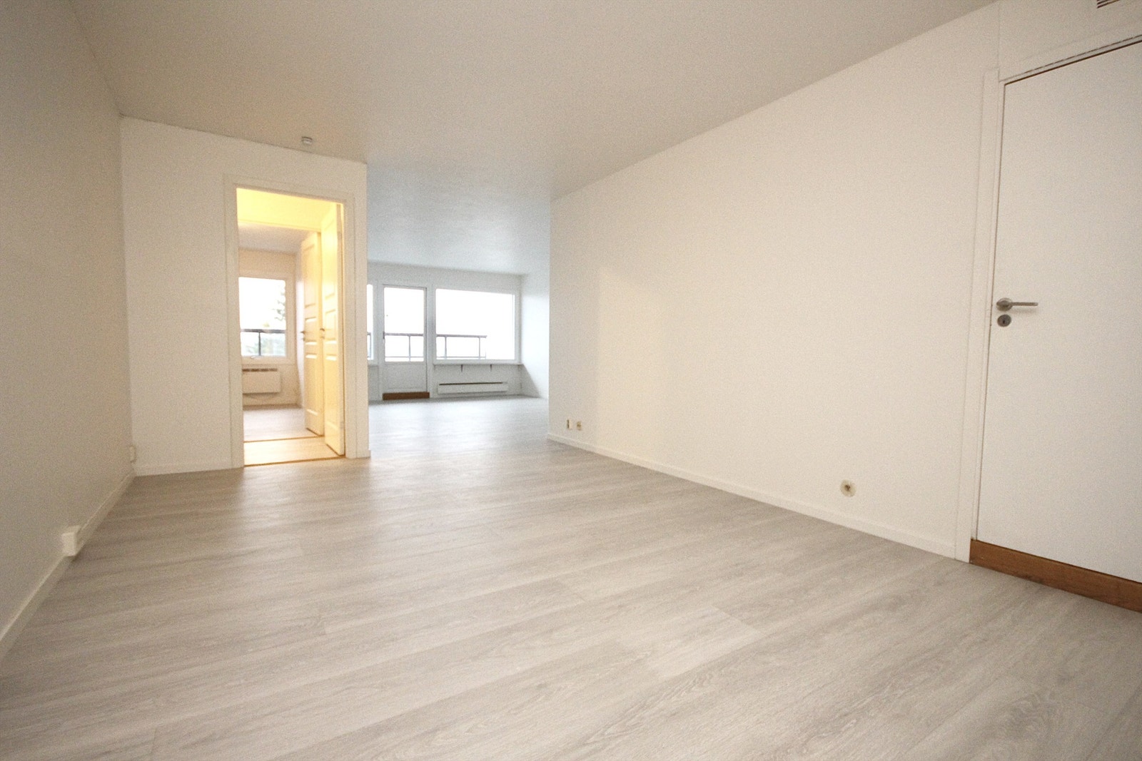 Stor stue med egne inndelinger til sofagruppe- og spisegruppe. Galleribilde