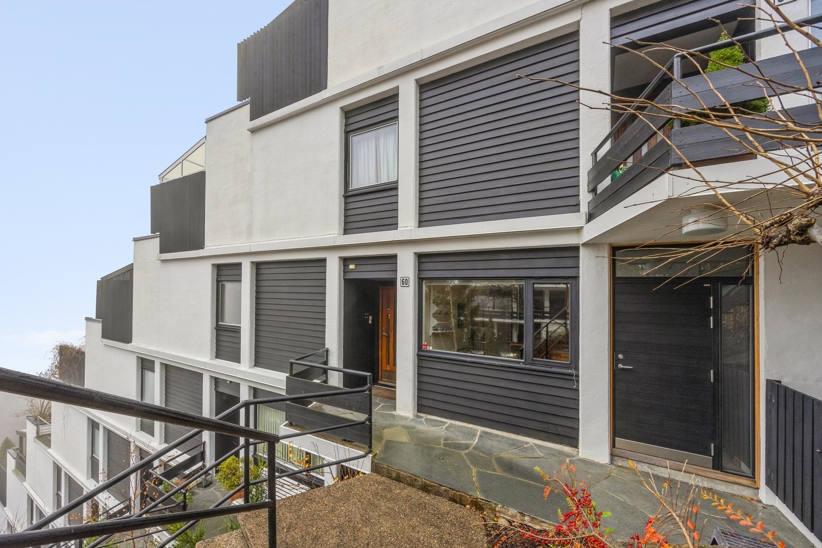 Leiligheten ligger praktisk til med kun en trapp fra garasjenivå. Galleribilde