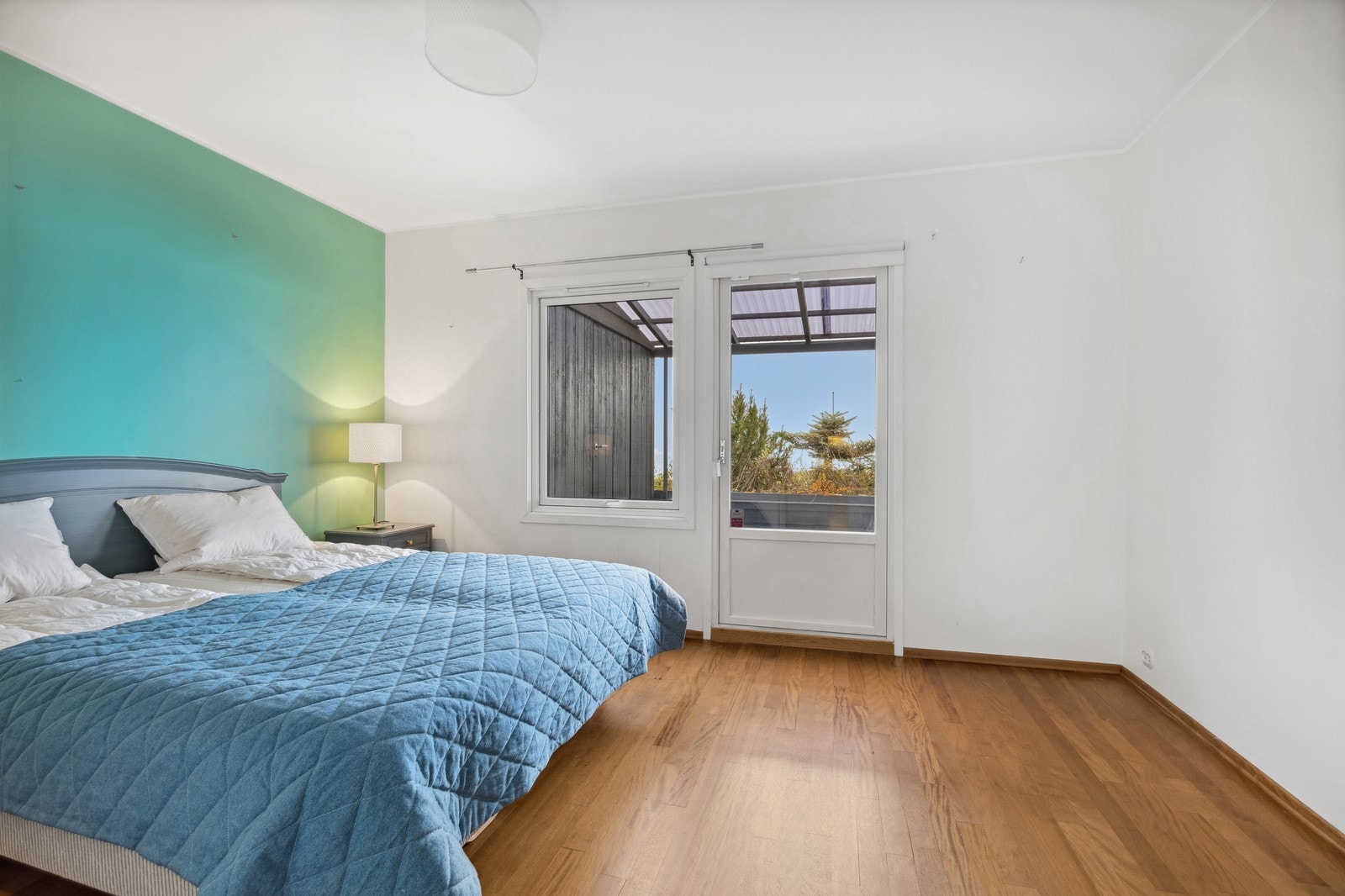 Romslig hovedsoverom med direkte utgang til terrasse. Her er det også plass til garderobeskap. Galleribilde