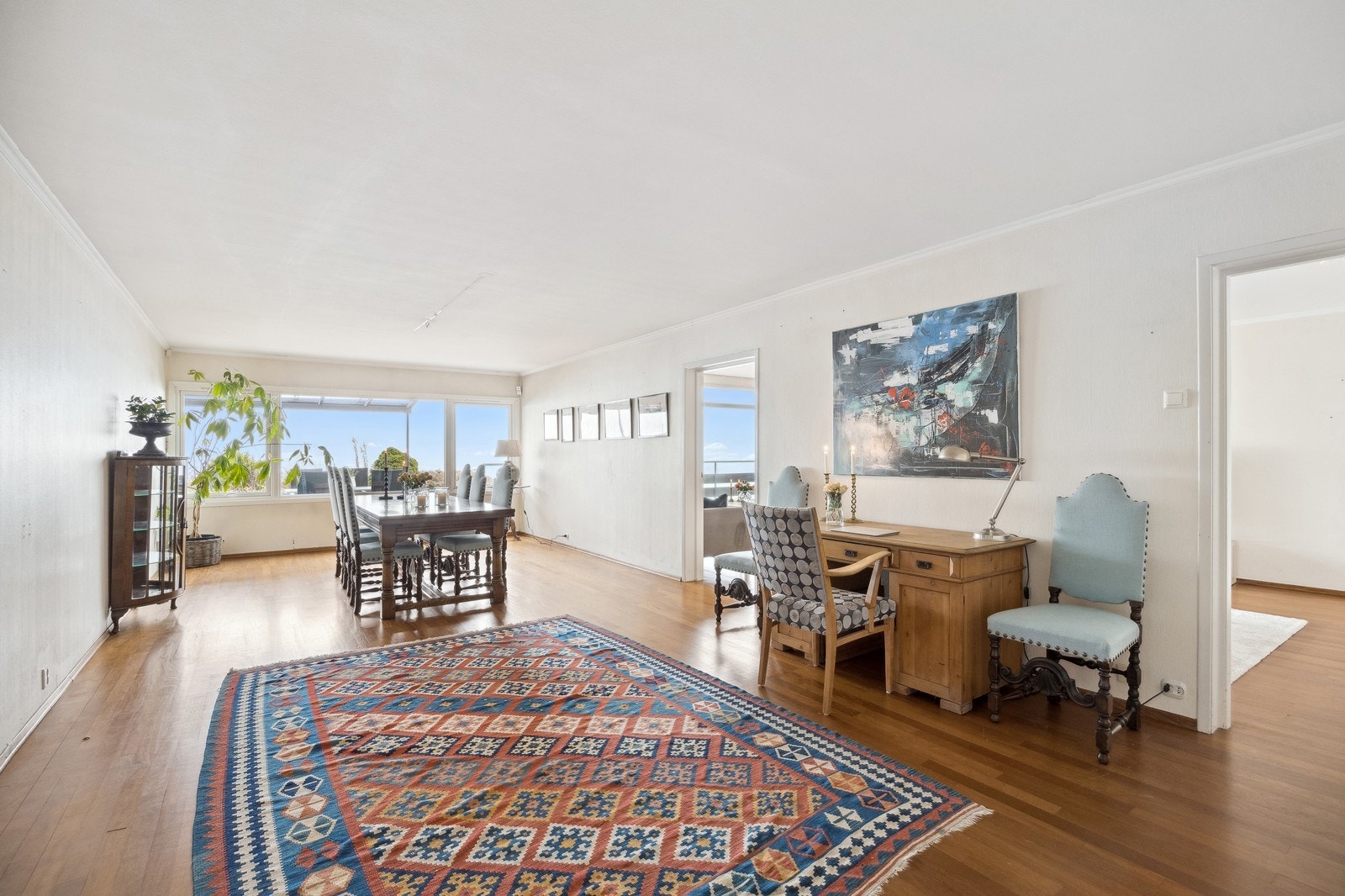 Moderne leilighet med stor spisestue. Galleribilde