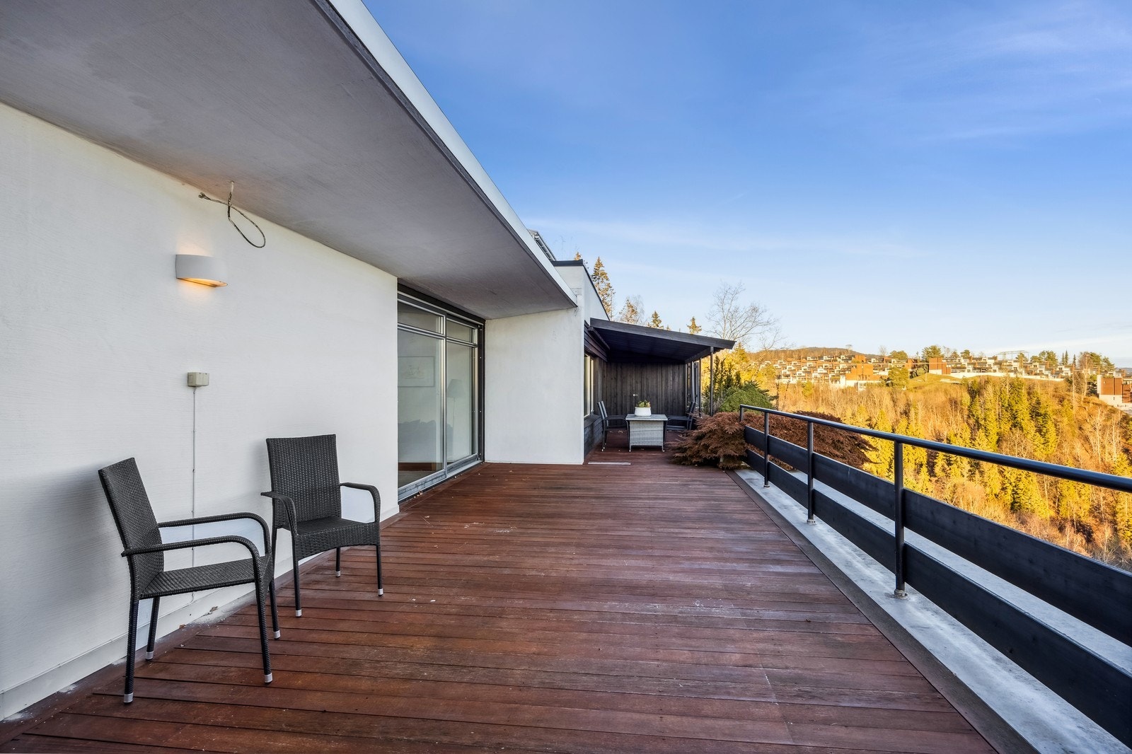 Romslig uteområde med plass til ulike sittegrupper, spiseplass og avslapningssoner. Galleribilde