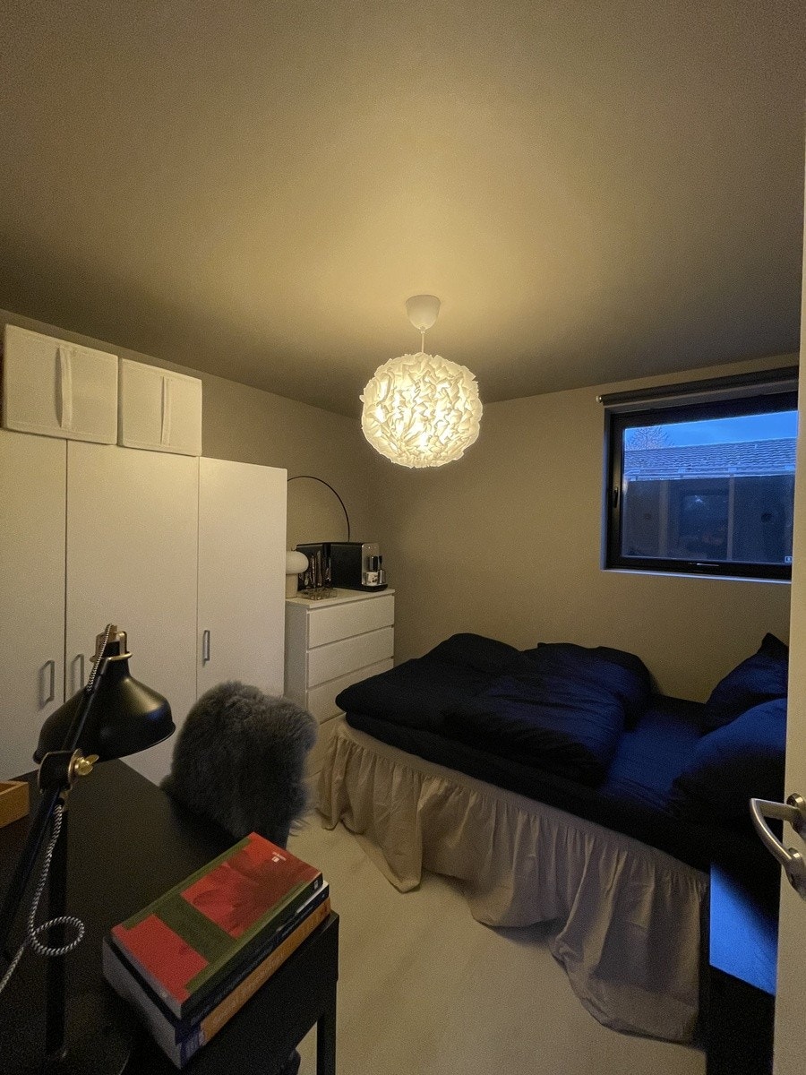 Rommet møblert i dag. Vil bli utleid med sengen og klesskap Galleribilde