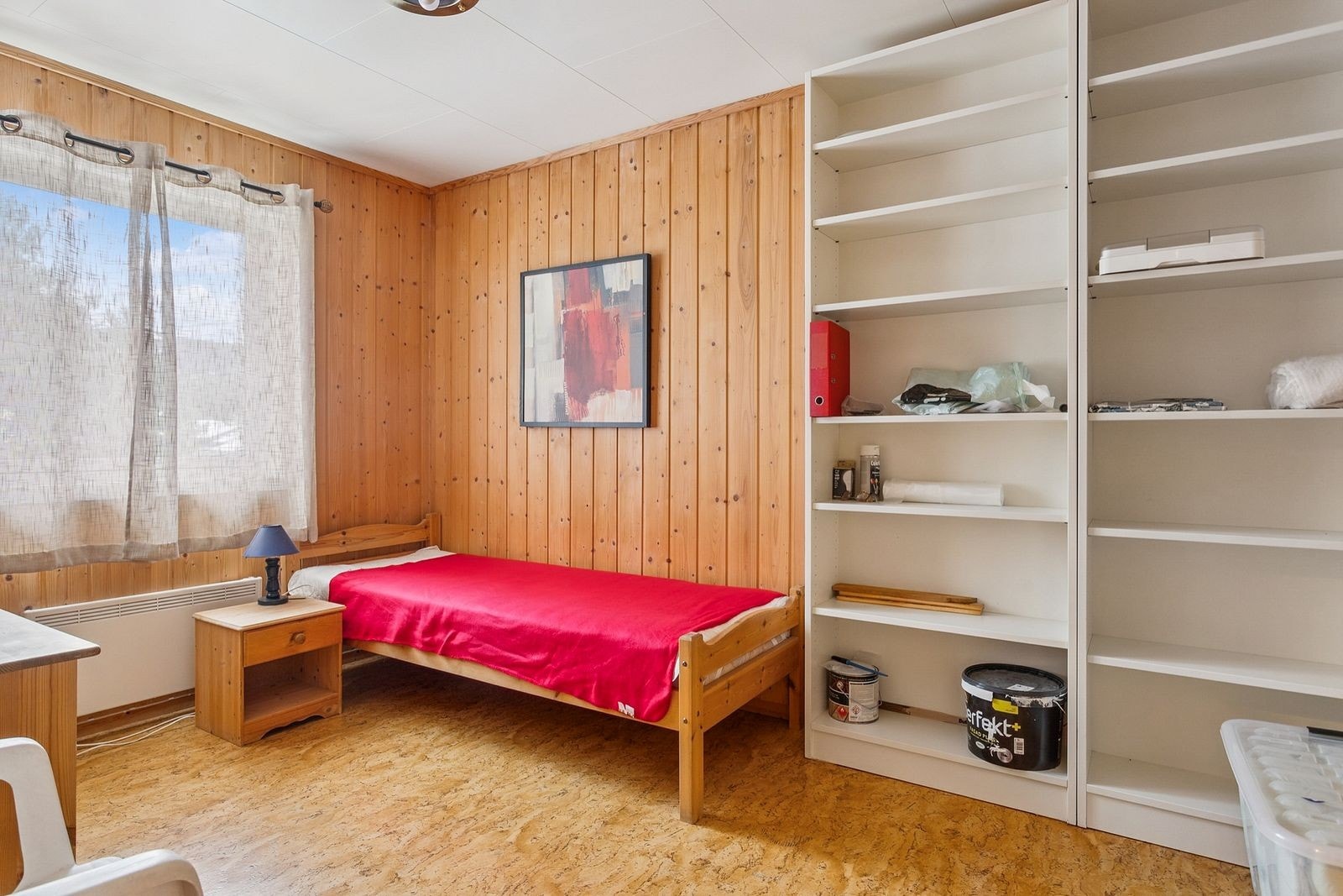 Soverom 2 er også god i størrelse med kommode, hyller og seng. Perfekt som hobby- eller gjesterom. Galleribilde