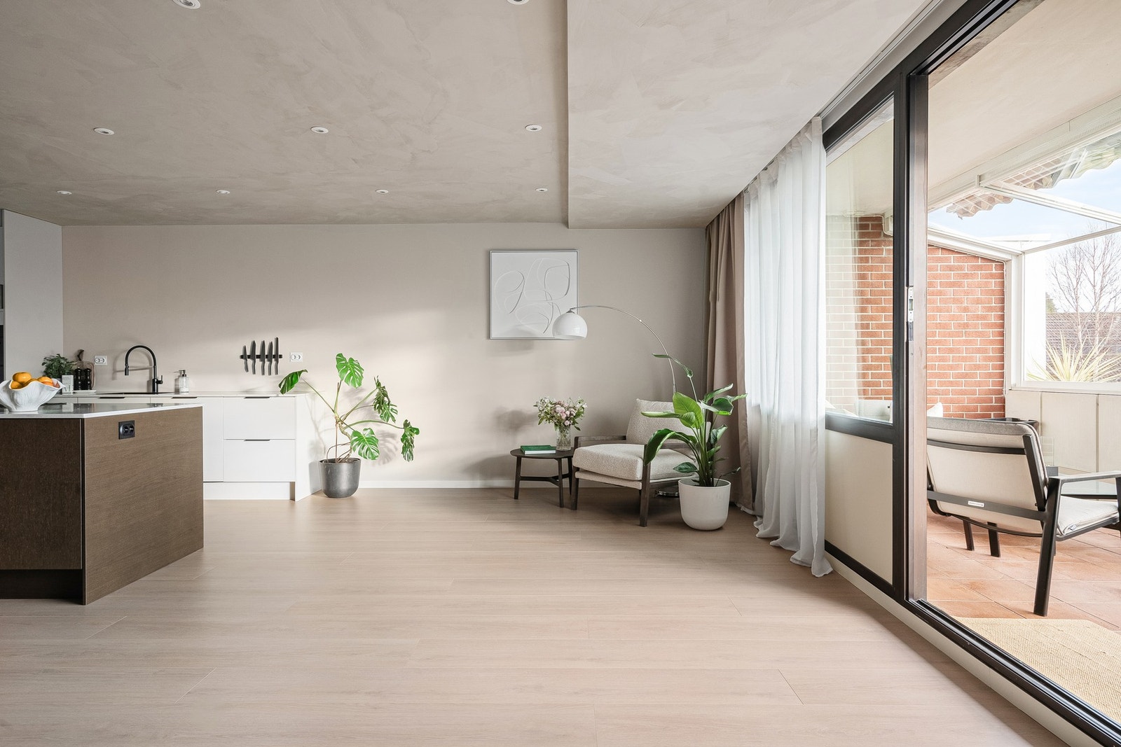 De store vindusflatene sikrer rikelig med naturlig lysinnslipp. Galleribilde