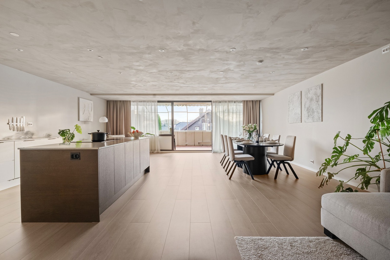 Velkommen til en rålekker og moderne leilighet med gjennomførte detaljer og svært etterspurt beliggenhet på Eiganes. Galleribilde