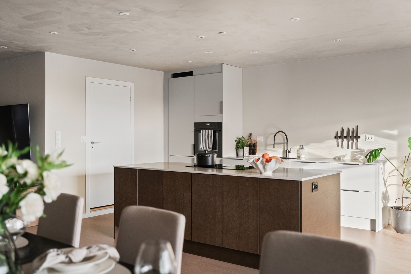 Fra kjøkkenet har man adkomst til separat toalett og vaskerom. Galleribilde