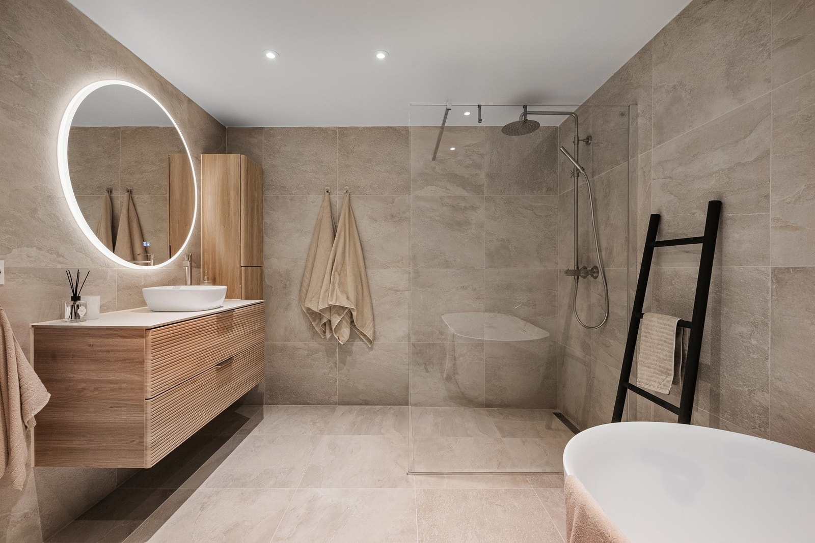 Lekkert helfliset bad med stort dusjhjørne og badekar. Galleribilde