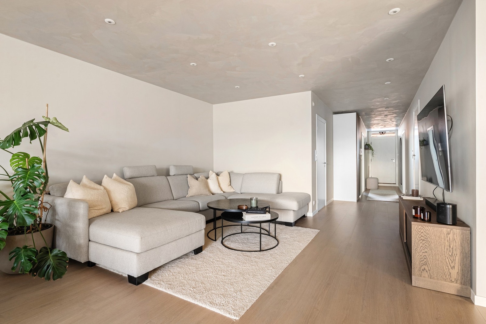 Størrelsen på stuen gjør det enkelt å møblere etter ønske og behov. Galleribilde