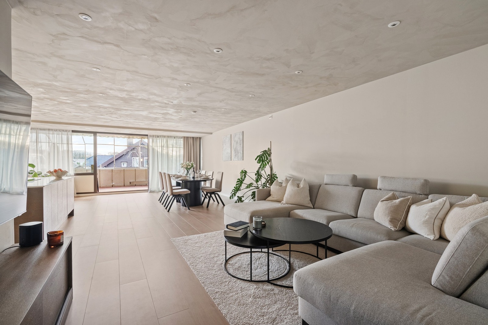 Stue og kjøkken ligger i åpen løsning til hverandre, noe som gir rommet en luftig og sosial atmosfære. Galleribilde