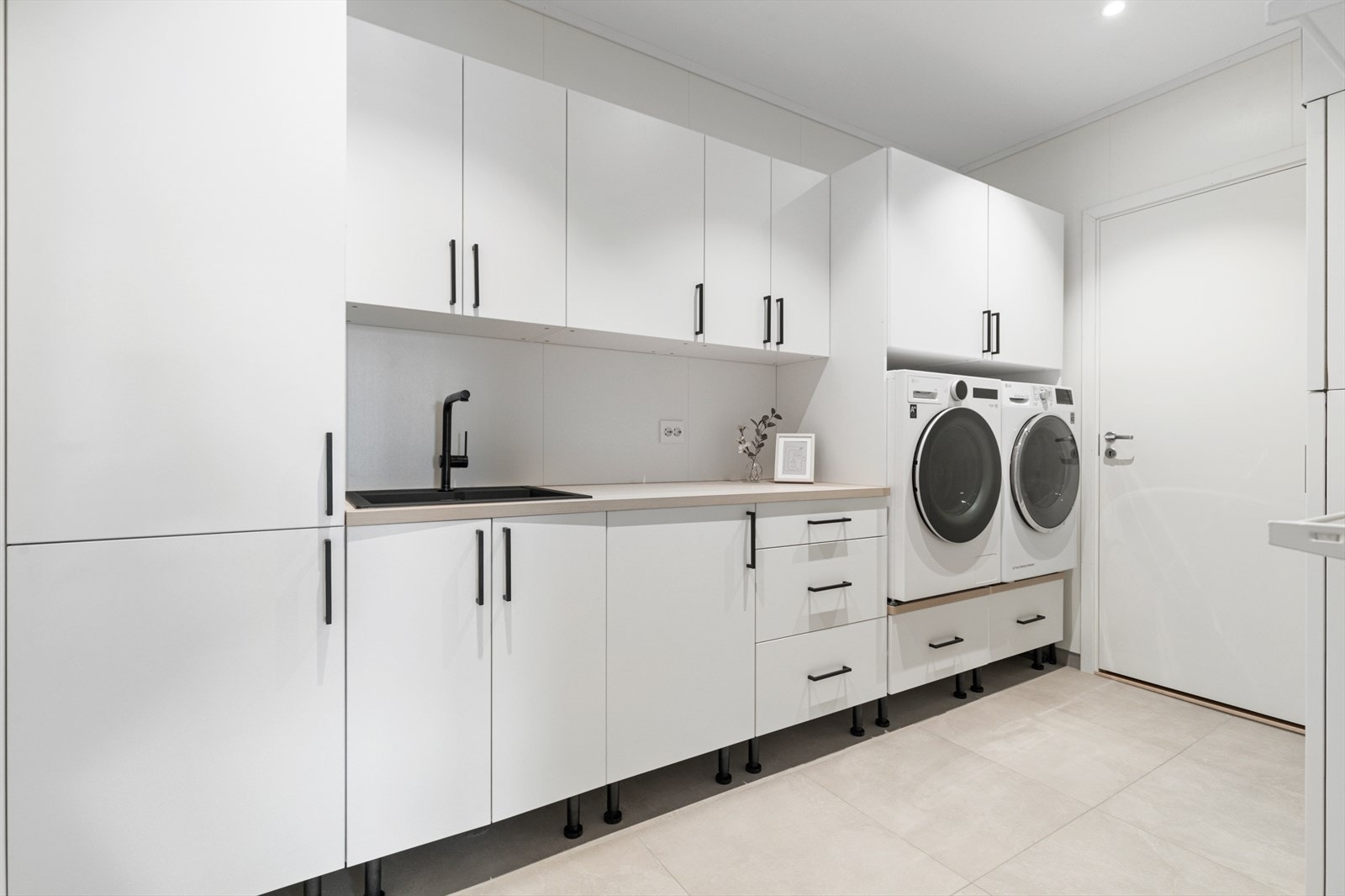 Vaskerom med praktisk innredning og tilkomst til bod. Rommet fungerer også som teknisk rom. Galleribilde