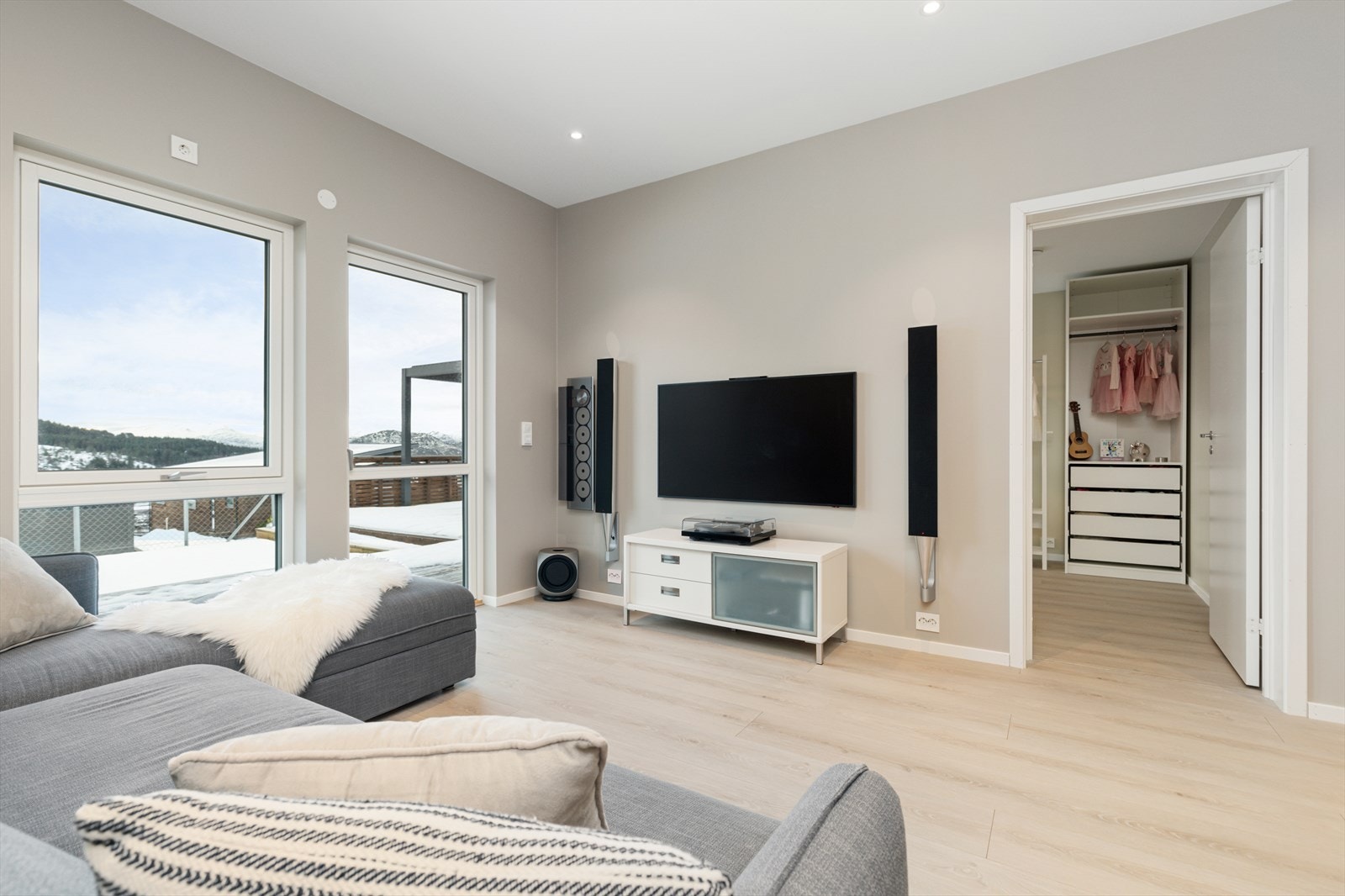 Boligen har integrert WiFi-system (UniFi) med tilgangspunkter i flere rom (også i garasje). Stuene er også utstyrt med kabelganger for skjult kabling til TV og lyd. Galleribilde