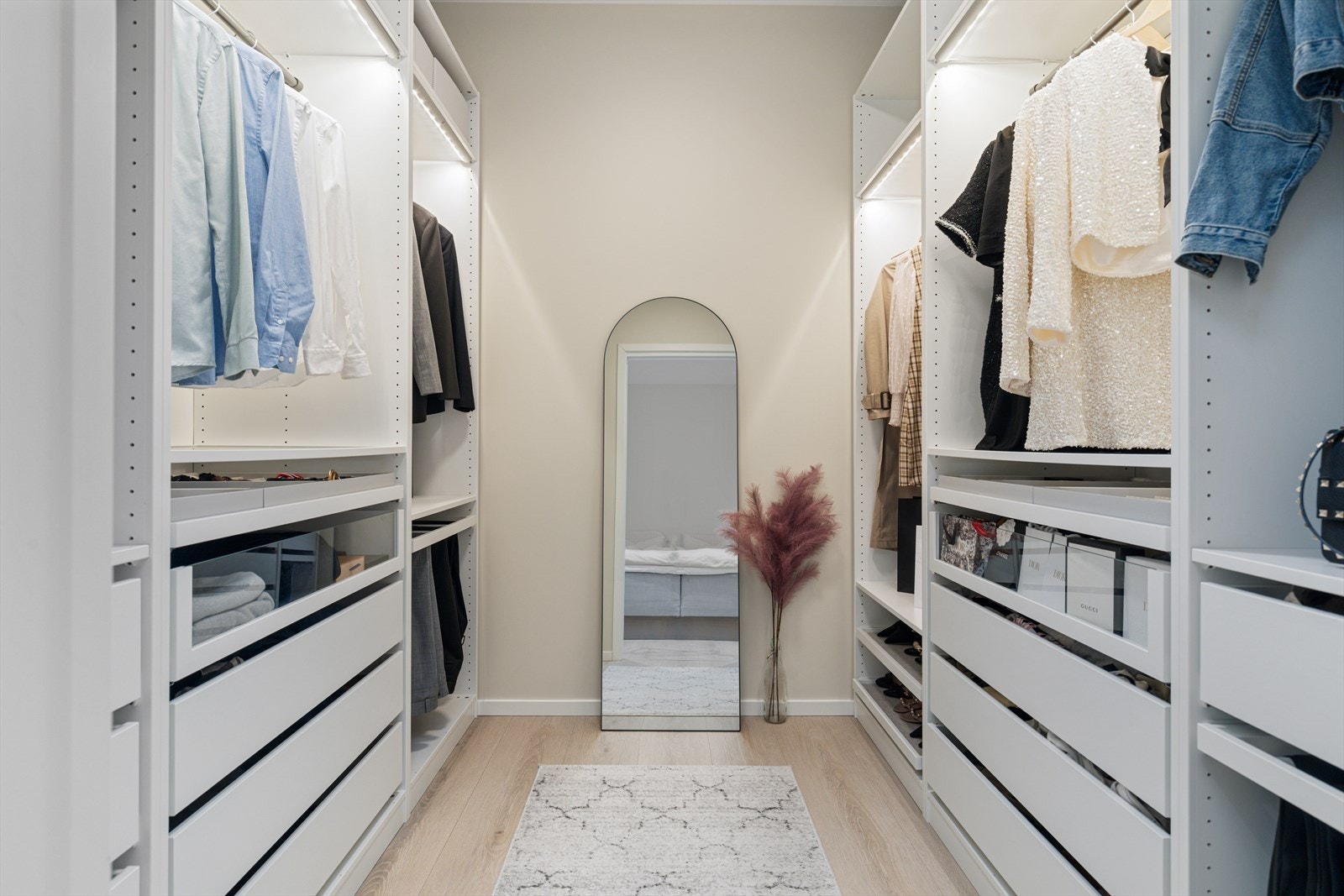 Gardeobe med fleksibel innredning fra Ikea (PAX). Innredningen er godt utstyrt og har blant annet integrert belysning. Galleribilde