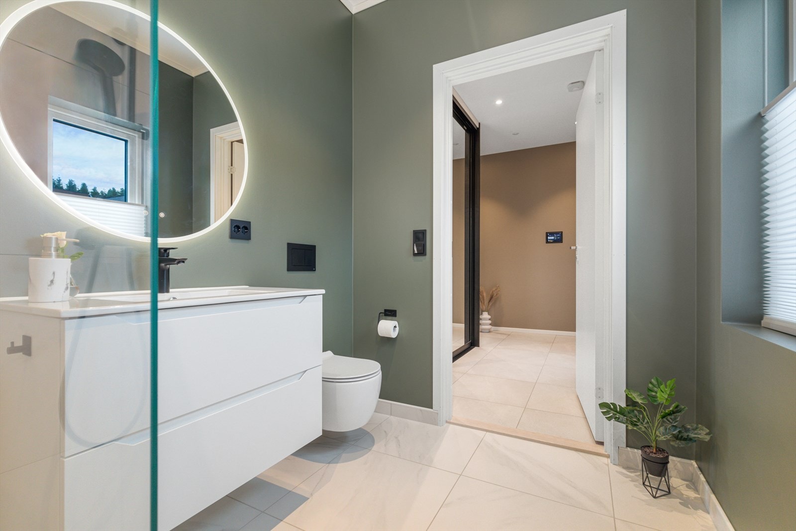 Stilrent bad i hovedetasje med pene detaljer. Gulv og dusjsone med 60x60 flis, vegger forøvrig med Jotun våtromssytem. Galleribilde