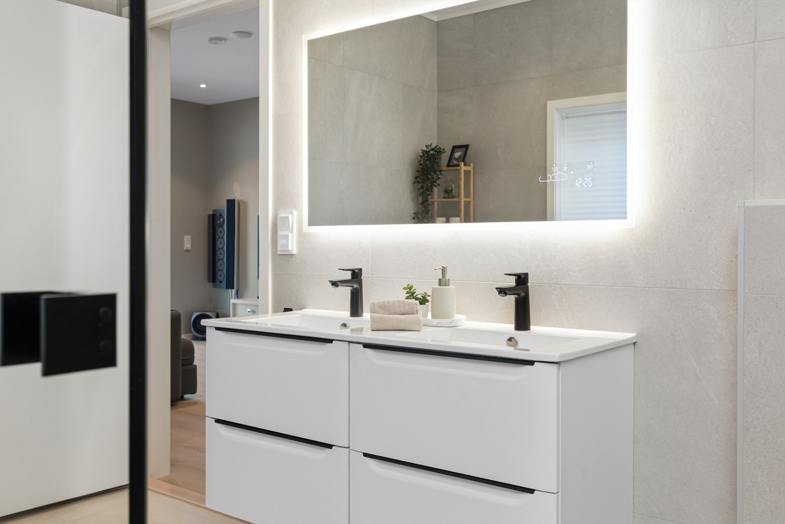 Stort, helfliset bad i underetasjen med både dusj (1x1m) og badekar. Badet har også dobbel servant og speil med belysning og smartfunksjoner. Galleribilde