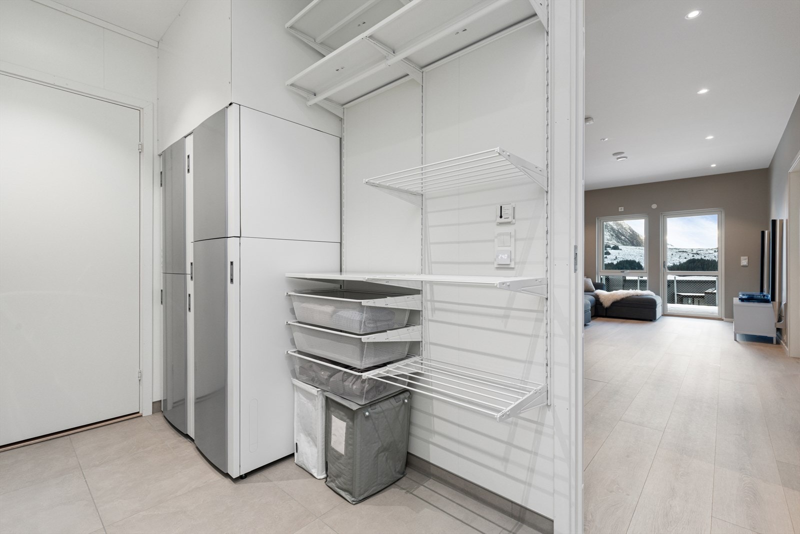 Vannbåren gulvvarme i hele boligen, levert via et integrert Flexit WH4-system med ventilasjon, varmepumpe, varmtvannsbereder og varmegjenvinning. Systemet har høy energieffektivitet, CO2-basert kjølemiddel. Galleribilde