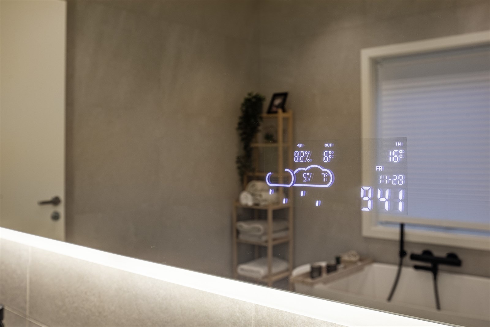 Stort, helfliset bad i underetasjen med både dusj (1x1m) og badekar. Badet har også dobbel servant og speil med belysning og smartfunksjoner. Galleribilde