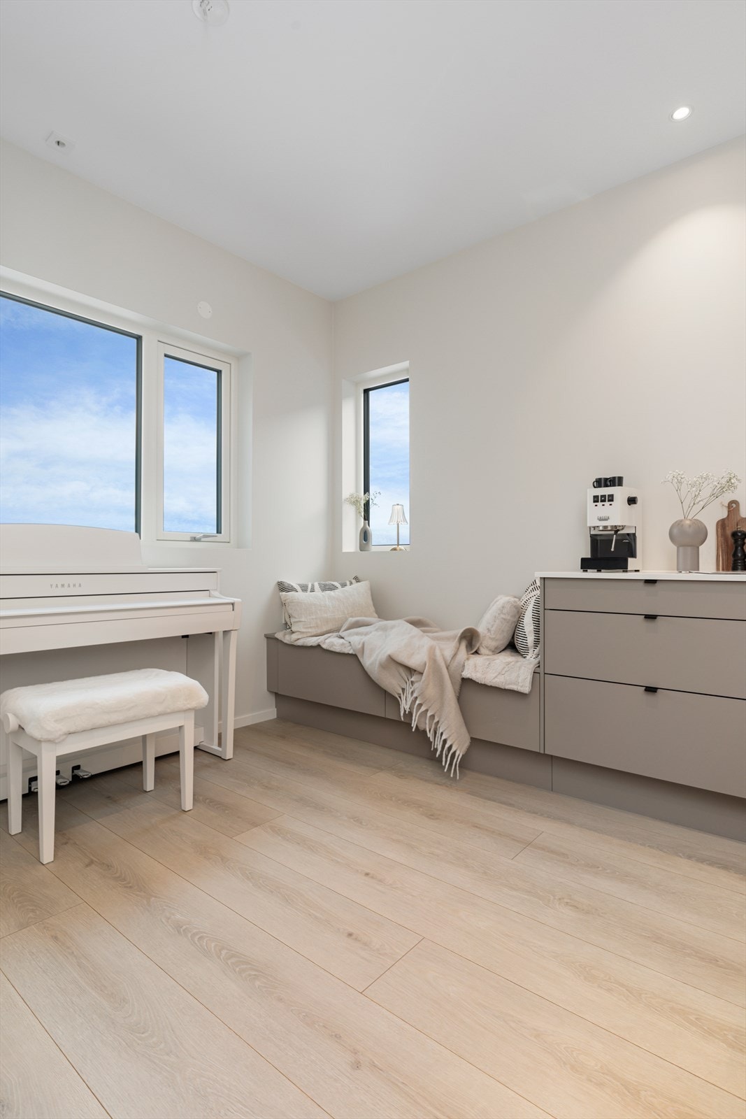 Gjennomført og påkostet kjøkken med moderne, slette fronter, god skapplass, kjøkkenøy med stor platetopp, nedfelt ventilator, integrerte hvitevarer med wifi-styring og integrerte Sonos-høyttalere i himlingen. Galleribilde