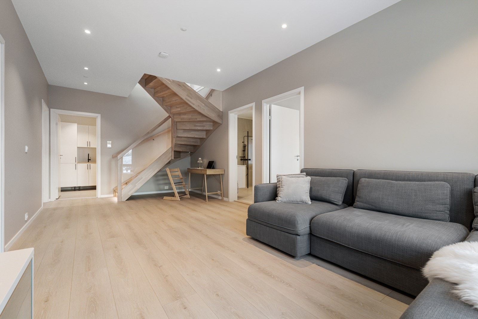 Stor kjellerstue med utgang til hagen Galleribilde