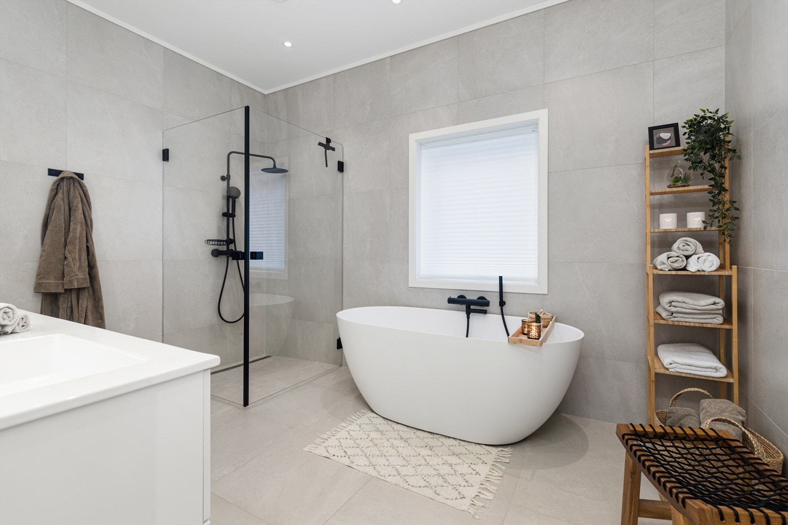Stort, helfliset bad i underetasjen med både dusj (1x1m) og badekar. Badet har også dobbel servant og speil med belysning og smartfunksjoner. Galleribilde