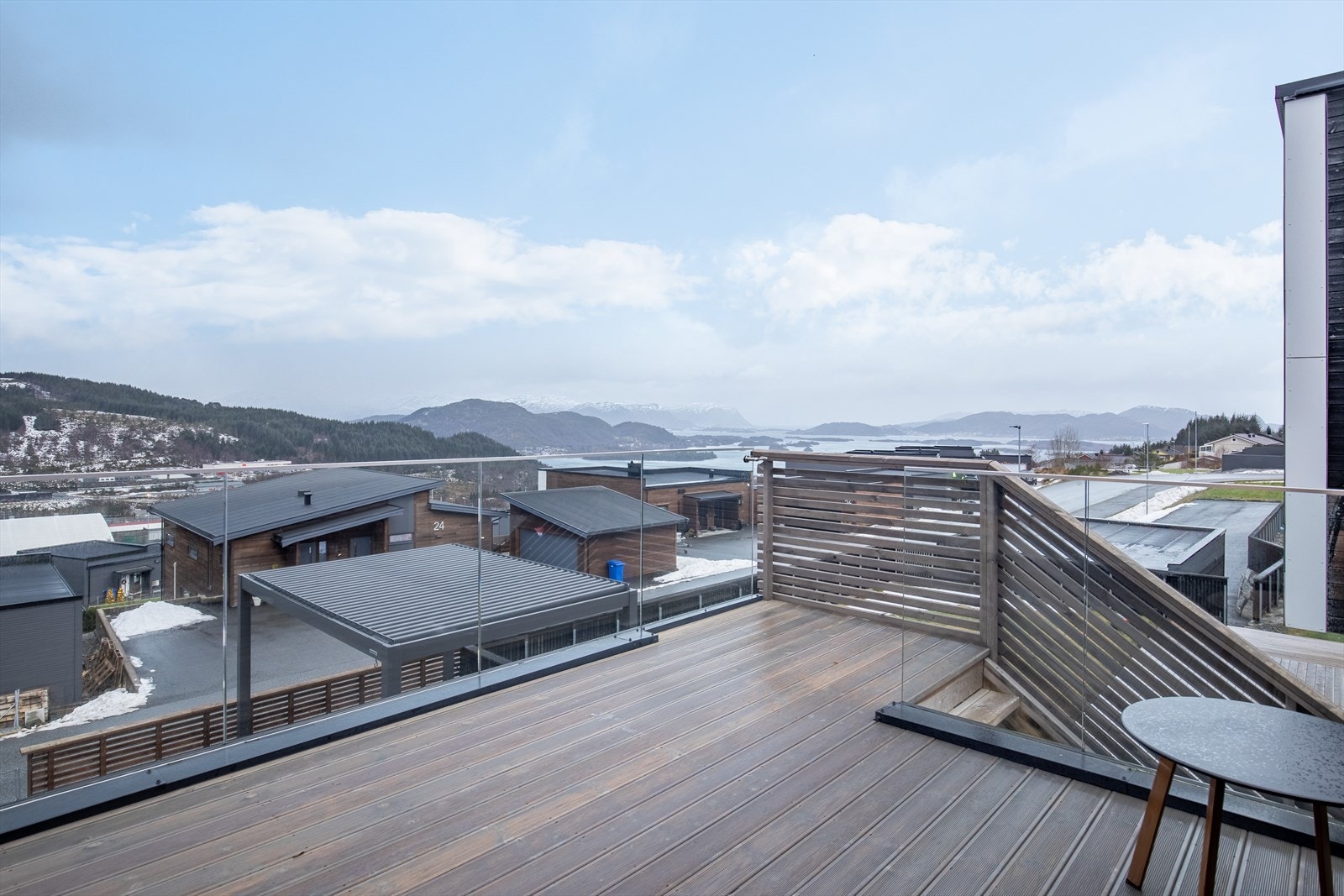 Altan med tilkomst fra stuen. Også her gode solforhold og en fantastisk utsikt! Galleribilde