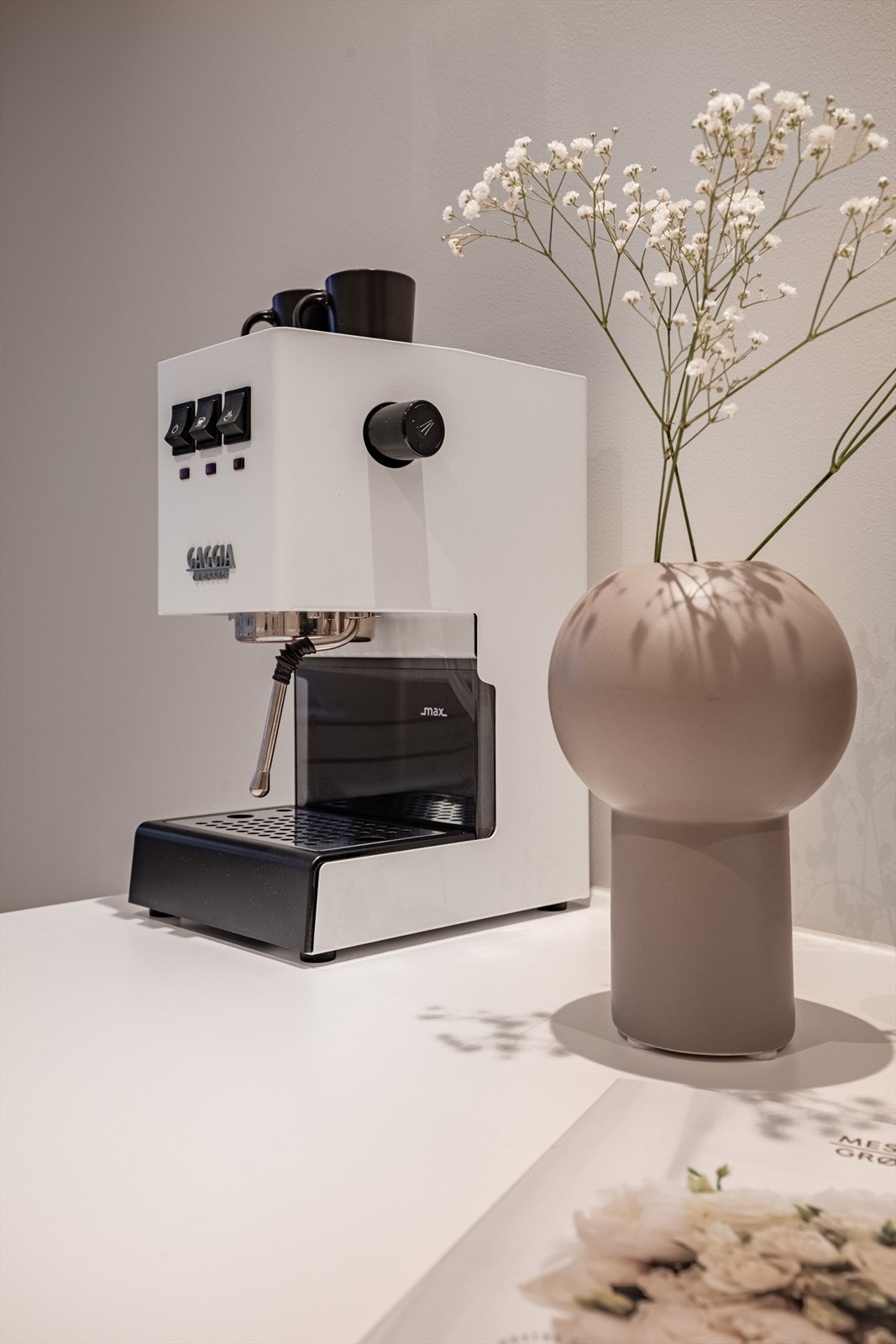 Gjennomført og påkostet kjøkken med moderne, slette fronter, god skapplass, kjøkkenøy med stor platetopp, nedfelt ventilator, integrerte hvitevarer med wifi-styring og integrerte Sonos-høyttalere i himlingen. Galleribilde