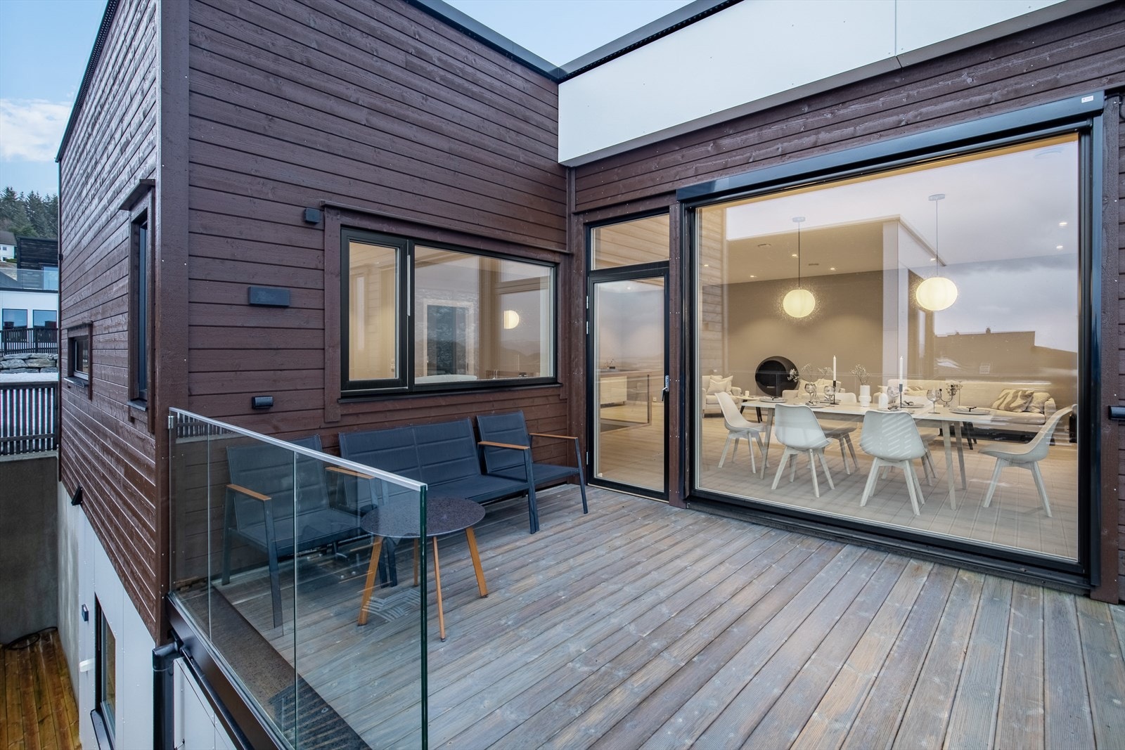 Altan med tilkomst fra stuen. Også her gode solforhold og en fantastisk utsikt! Galleribilde