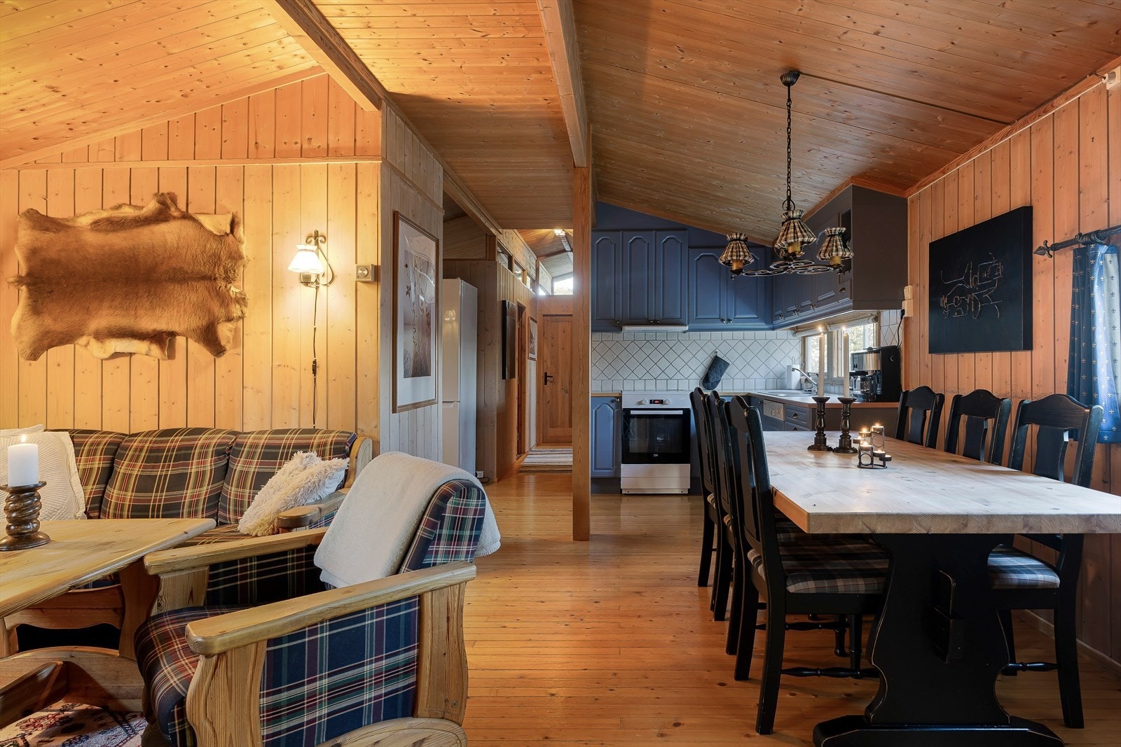 Sosial åpen stue og kjøkkenløsning. Galleribilde