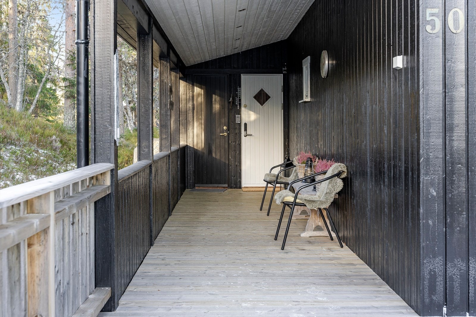 Hyggelig overbygget inngangsparti. Galleribilde