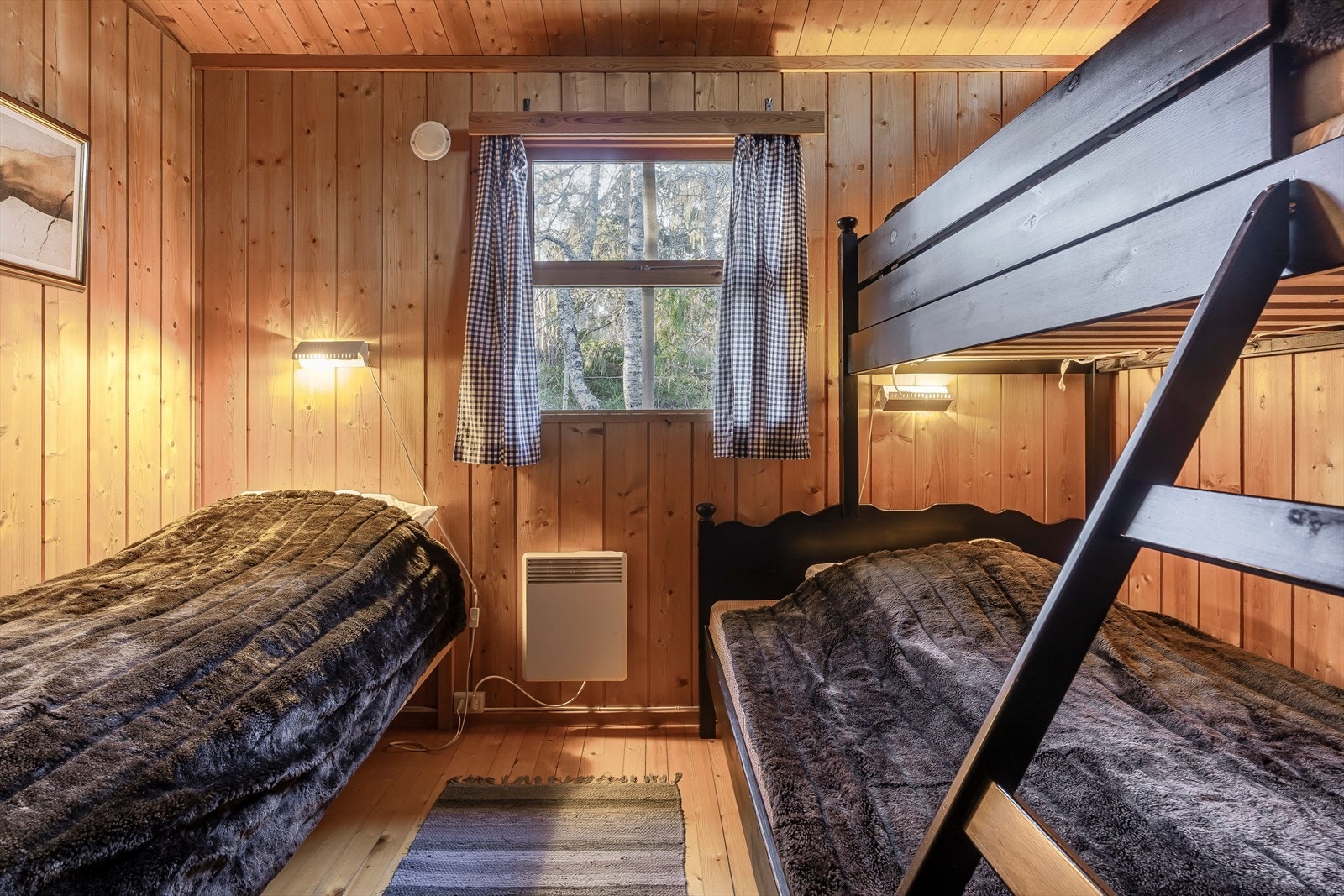 Slik hytta er innredet i dag er det soveplass til 9 personer. Galleribilde