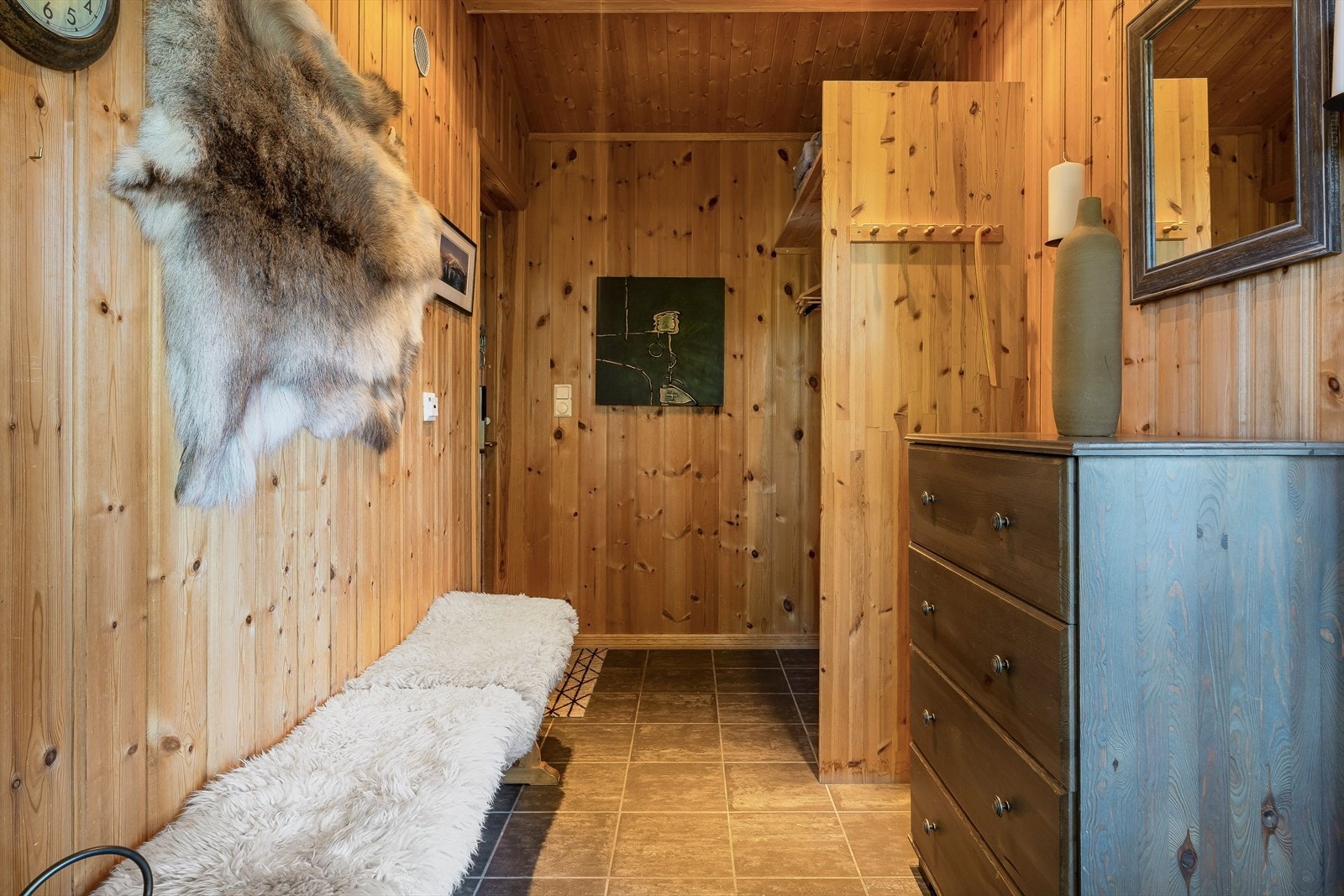 Romslig gang med plassbygget garderobeløsning. Galleribilde