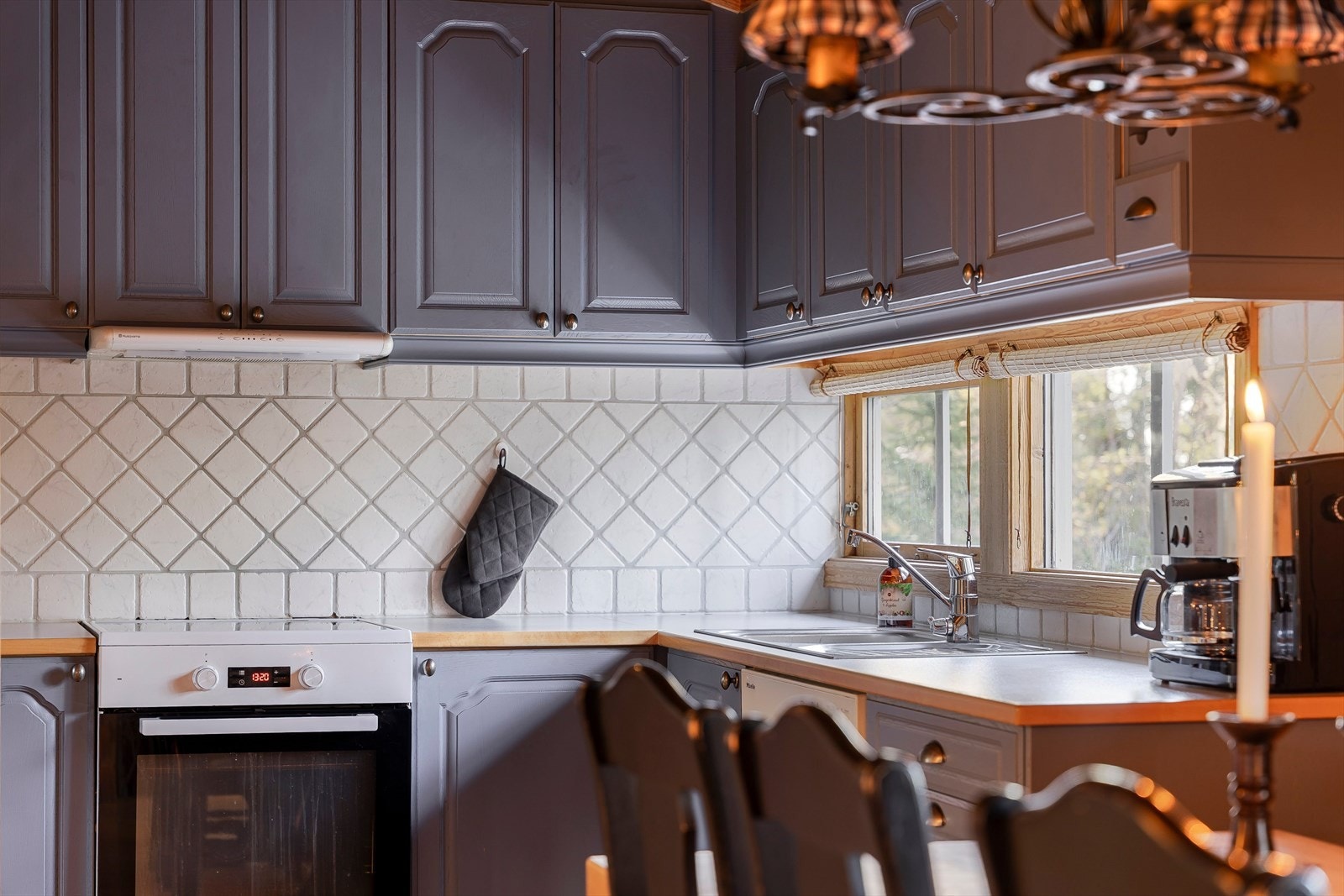 Her er det god med benkeplass og skapplass i over- og underskap. Galleribilde