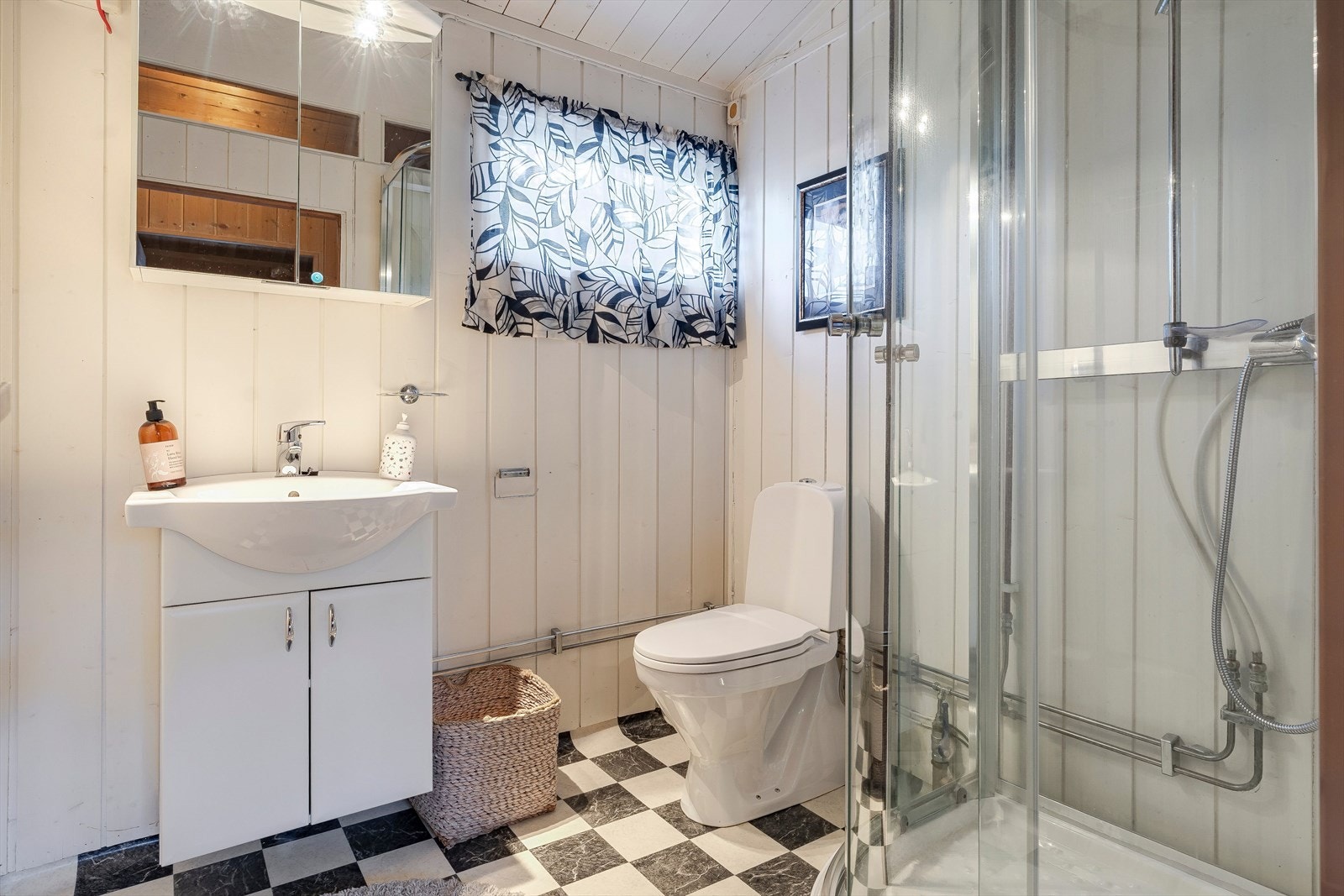 Det andre badet er innredet med servant, toalett og dusjhjørne. Galleribilde