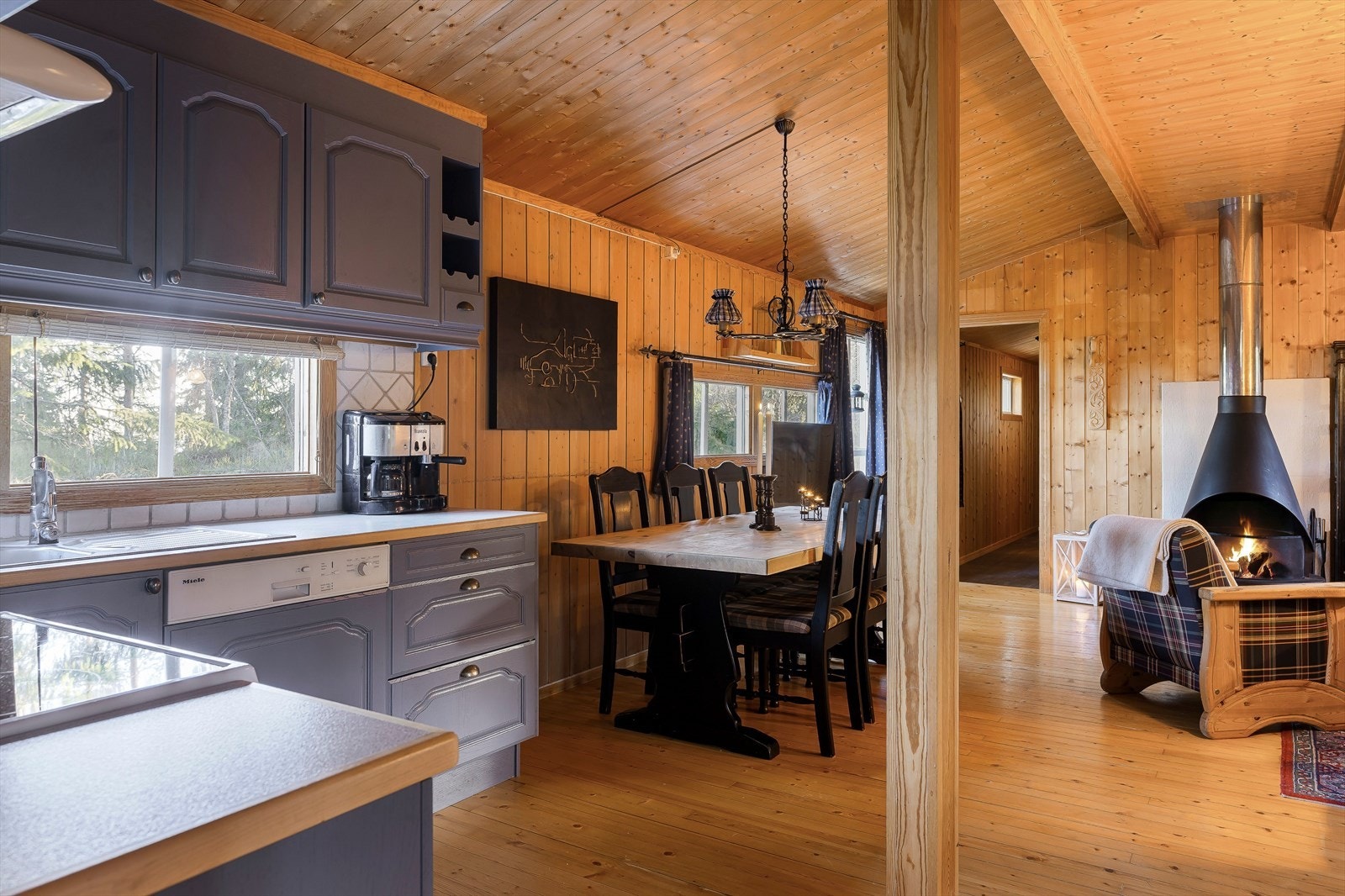 I forbindelse med kjøkkenet er det plass til spisestue. Galleribilde