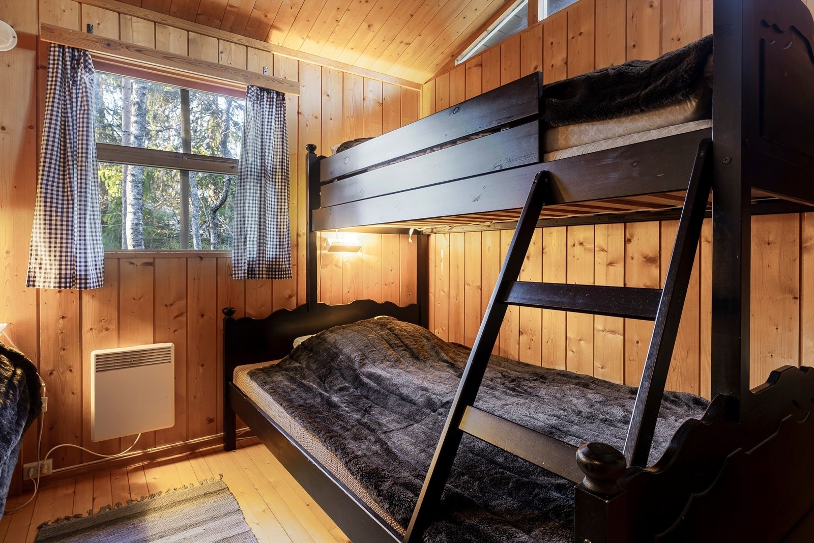 Soverom 2 er innredet med familiekøye og en enkeltseng. Galleribilde