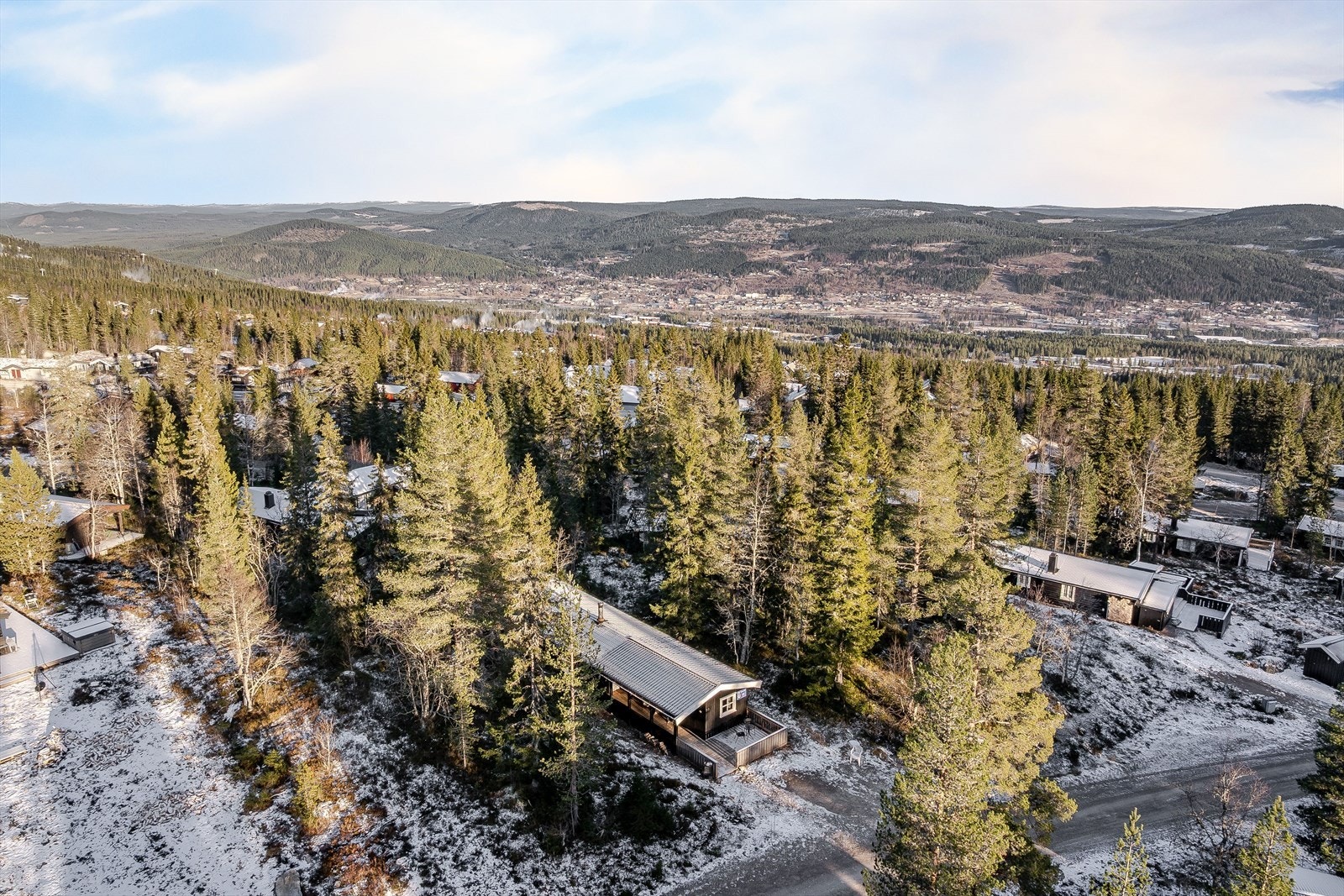 Hytta ligger på omtrent 661 moh. og har en skjermet beliggenhet i ettertraktet område like ved skianlegget. Galleribilde