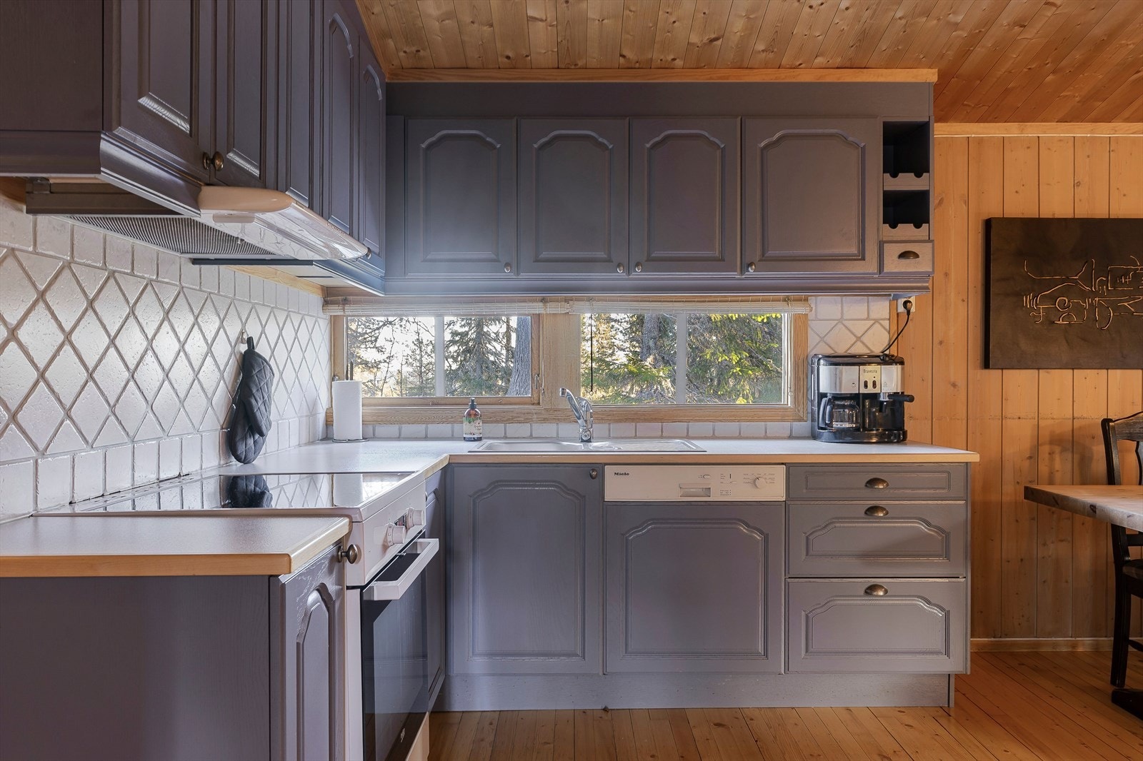 Tidløs kjøkkeninnredning fra Sigdal med profilerte fronter. Galleribilde