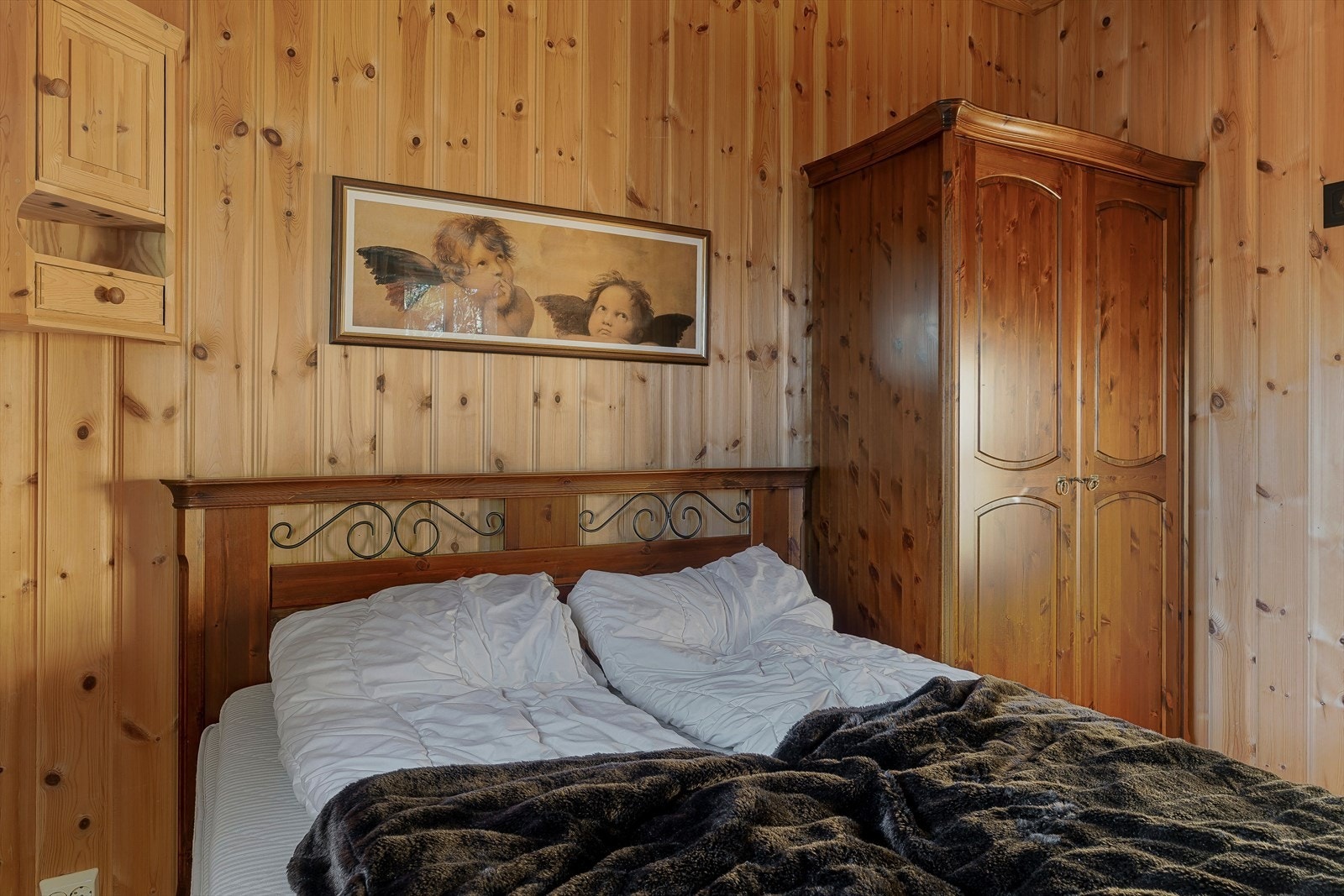 Hovedsoverommet er av god størrelse med plass til dobbeltseng og garderobe. Galleribilde