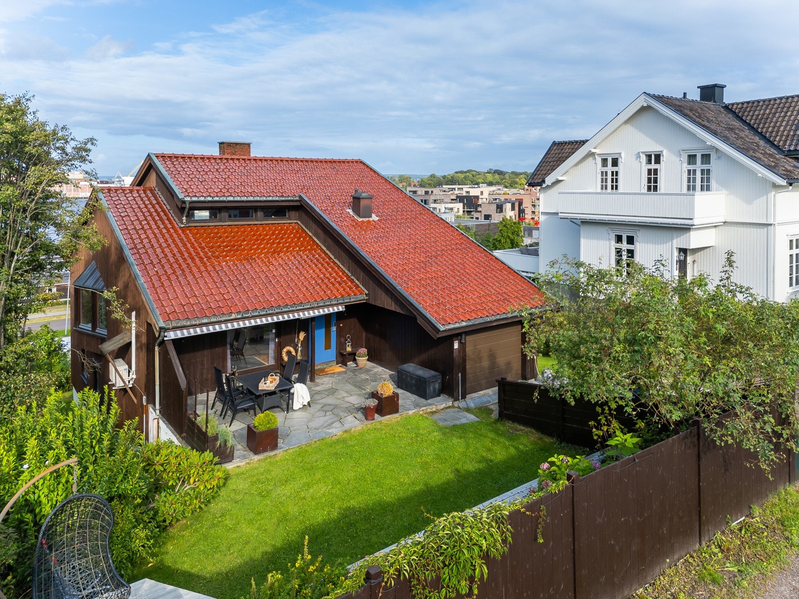 Lun og usjenert forhage med stor terrasse Galleribilde