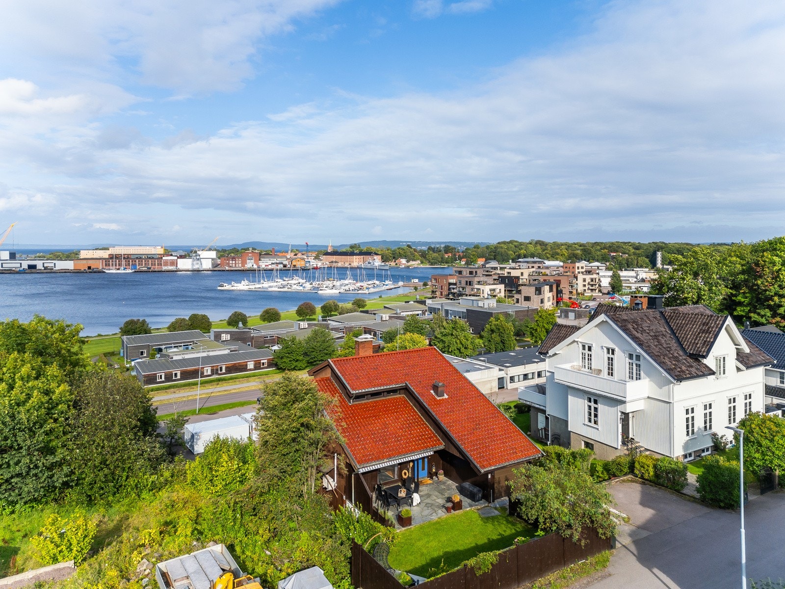 Her ser vi et dronebilde av fasaden mot vest og litt indre havneby til høyre Galleribilde