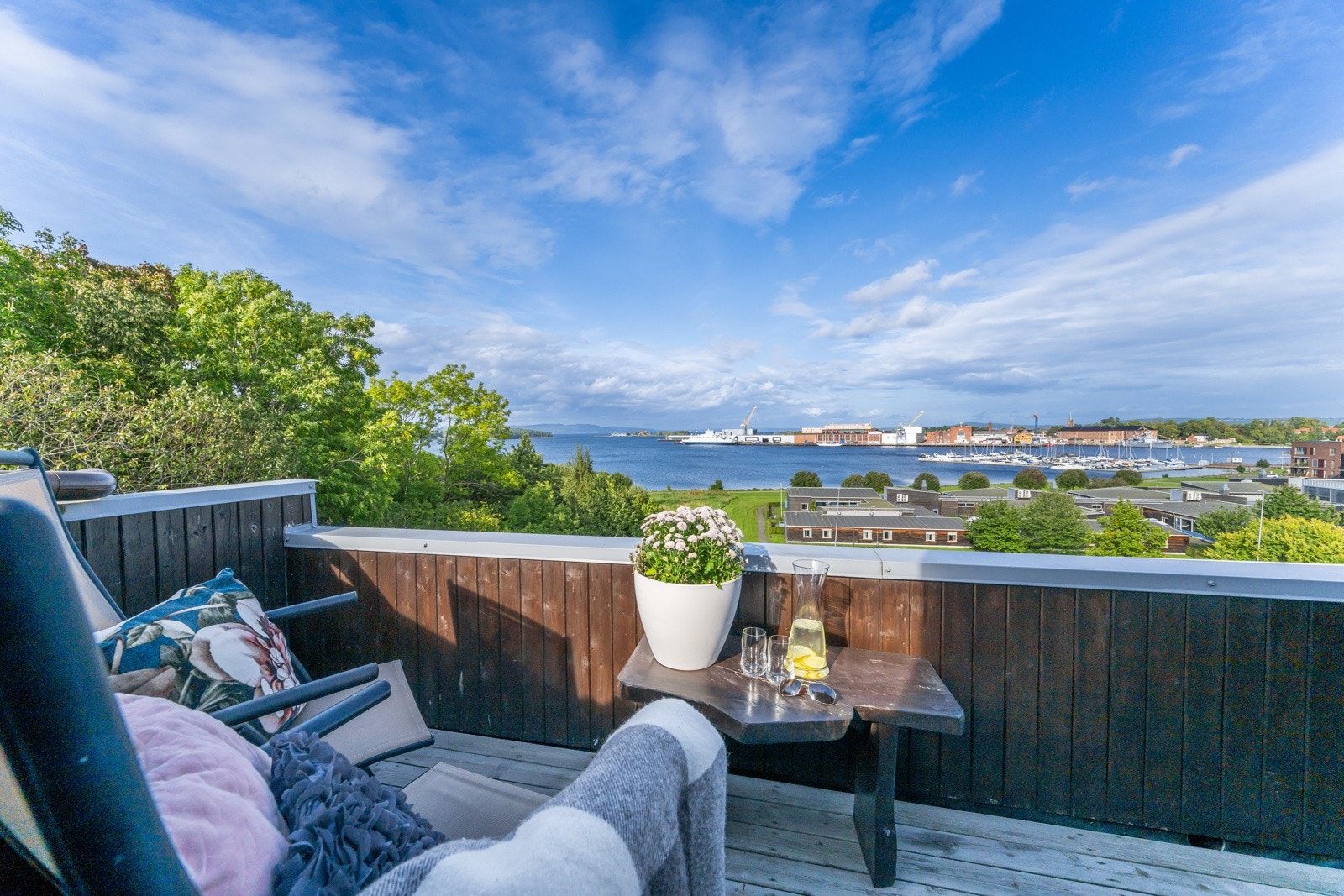 Balkongutsikt en augustdag i 2024 Galleribilde