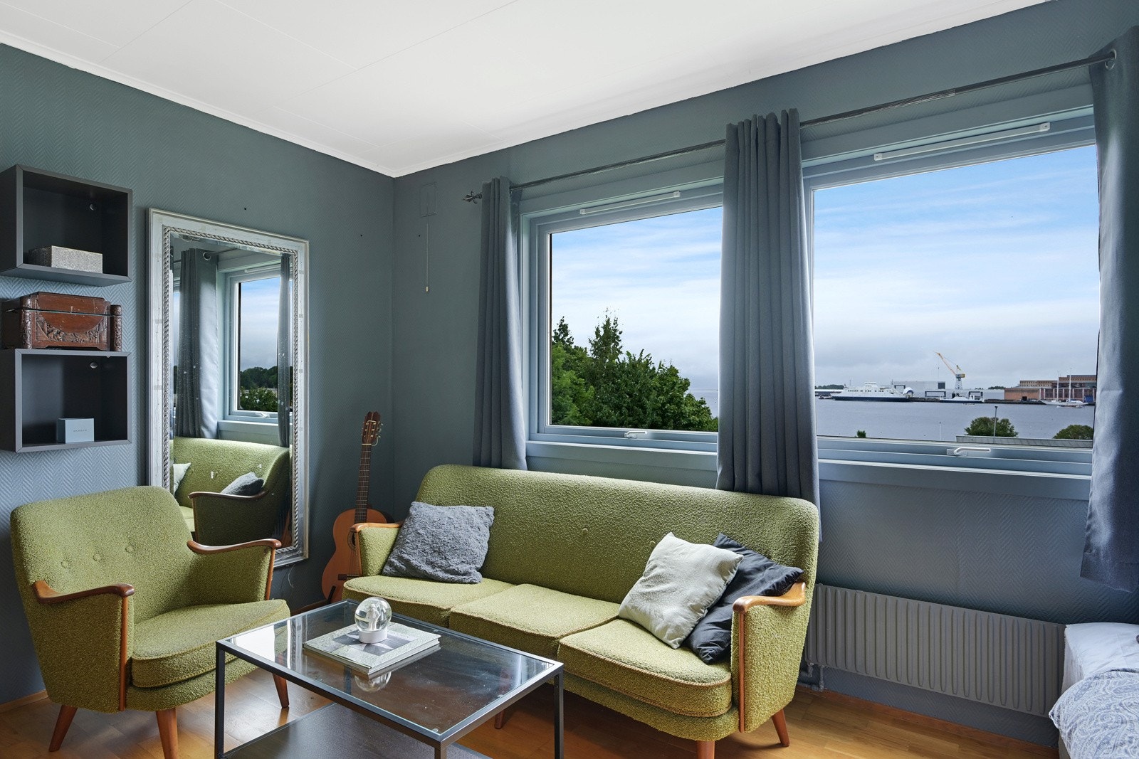 Soverom III med Bastøferja på utsiden av vinduet Galleribilde