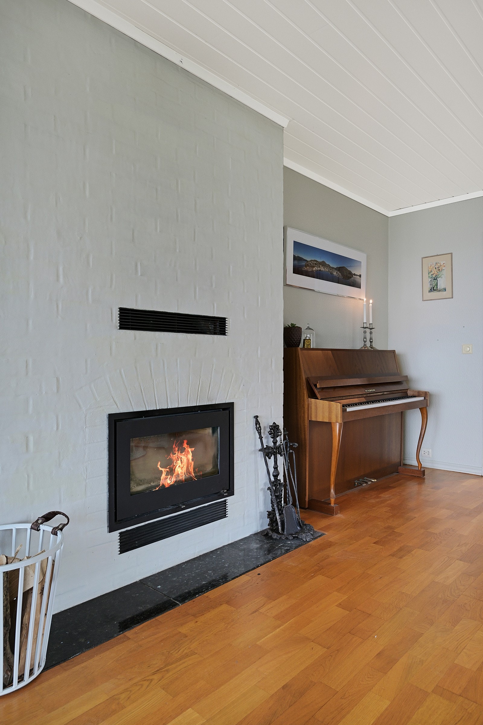 Stilig peis med glassdør Galleribilde