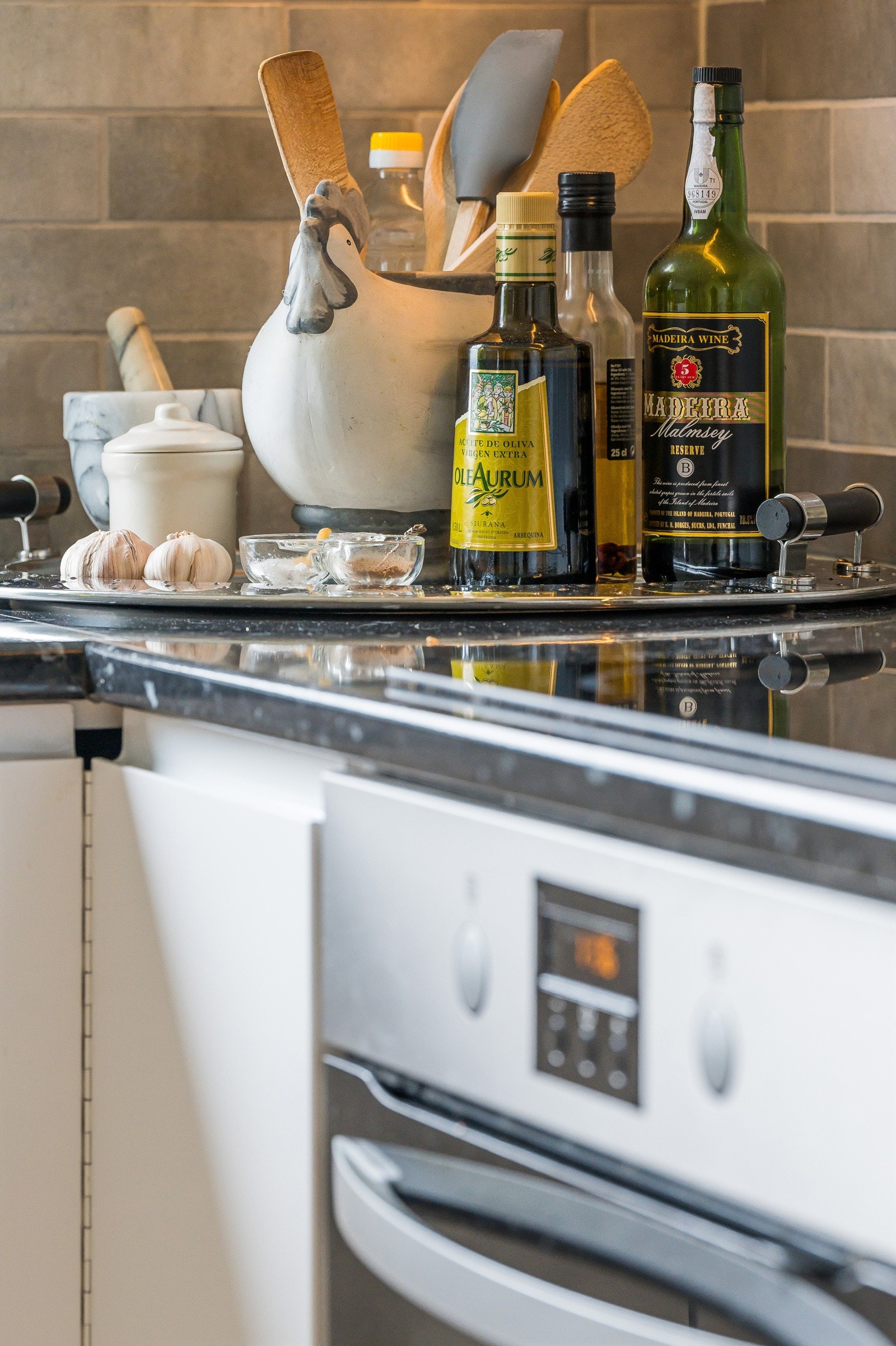 Hvitevarene medfølger men olje og Madeira må du kjøpe selv... Galleribilde