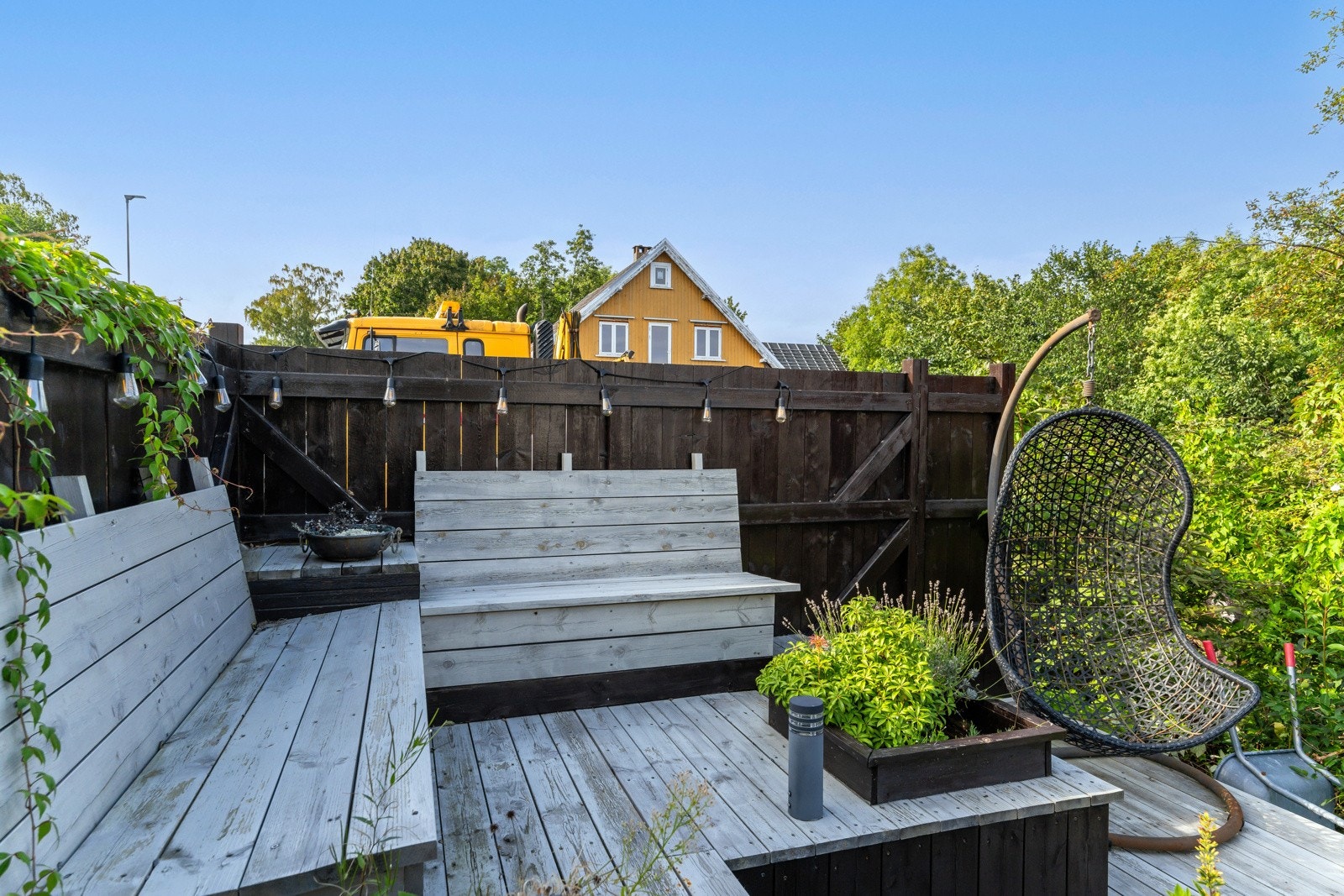 Her ser vi den nyere delen av terrassen med fastmonterte benker og blomsterkasse Galleribilde