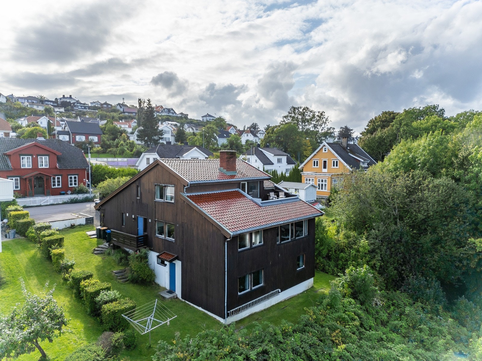 Her ser vi fasaden og balkongen fra utsiden - vi ser også Mellom og Øvre Keisemark i bakkant Galleribilde