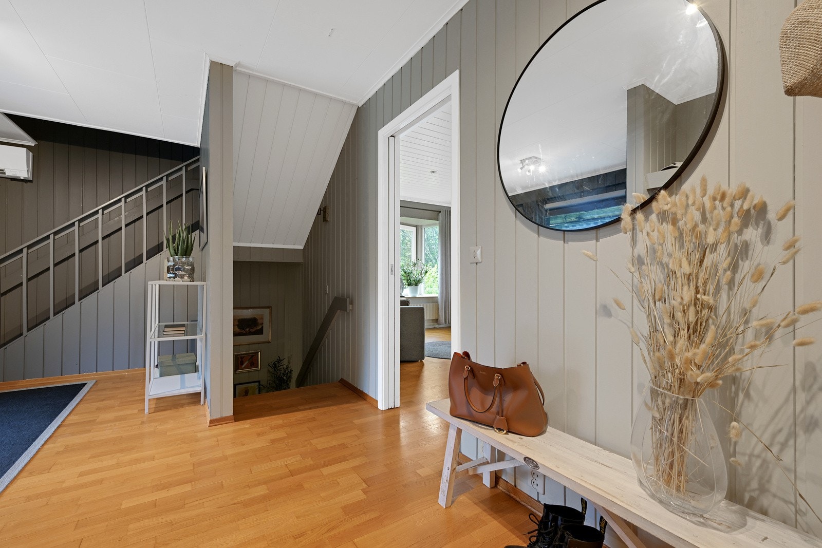 Da fortsetter vi ut i hallen og tar trappen opp til 2. etasje Galleribilde