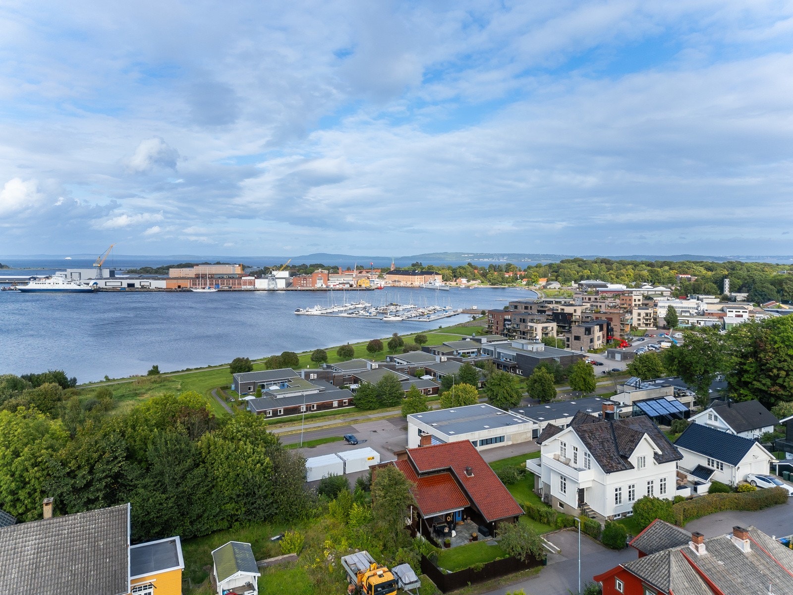Flott utsikt over indre havn og Karljohansvern fra alle tre etasjer Galleribilde