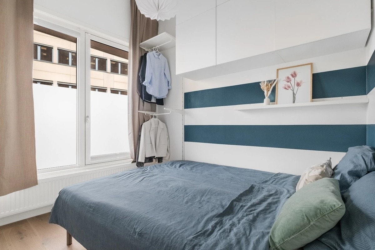 Det er god plass til dobbeltseng på soverommet. Skapløsninger på veggen for oppbevaring. Galleribilde
