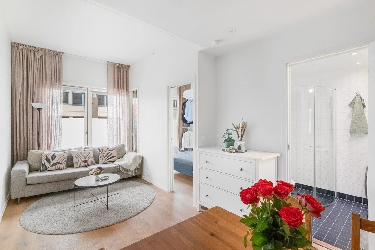 Lys og flott stue med takhøyde på 2,95 meter! Galleribilde